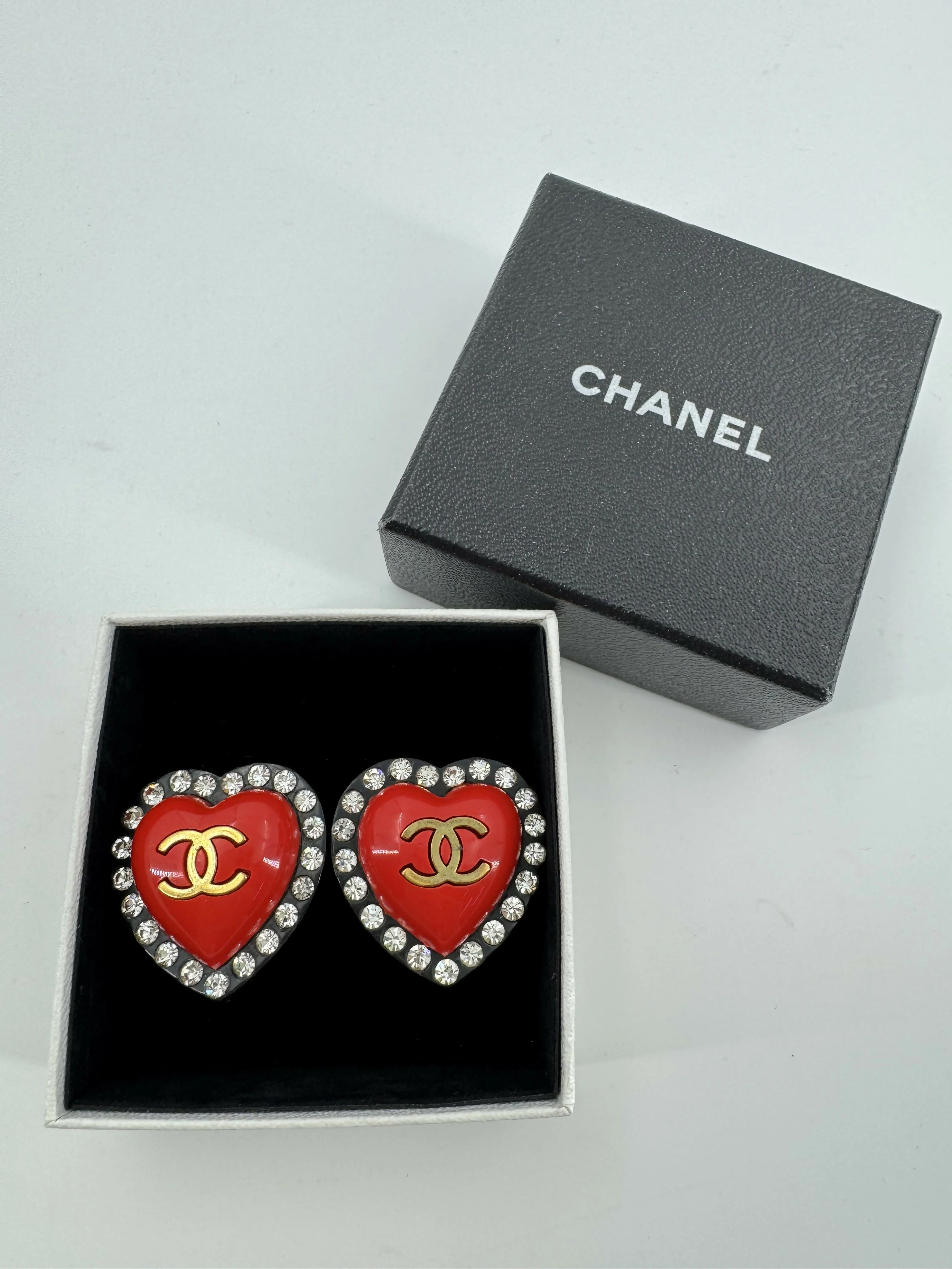 Chanel Vintage 95P Rhinestone & Gold Plated Heart-shaped Black and Red Clip-on Earrings - Image 2
