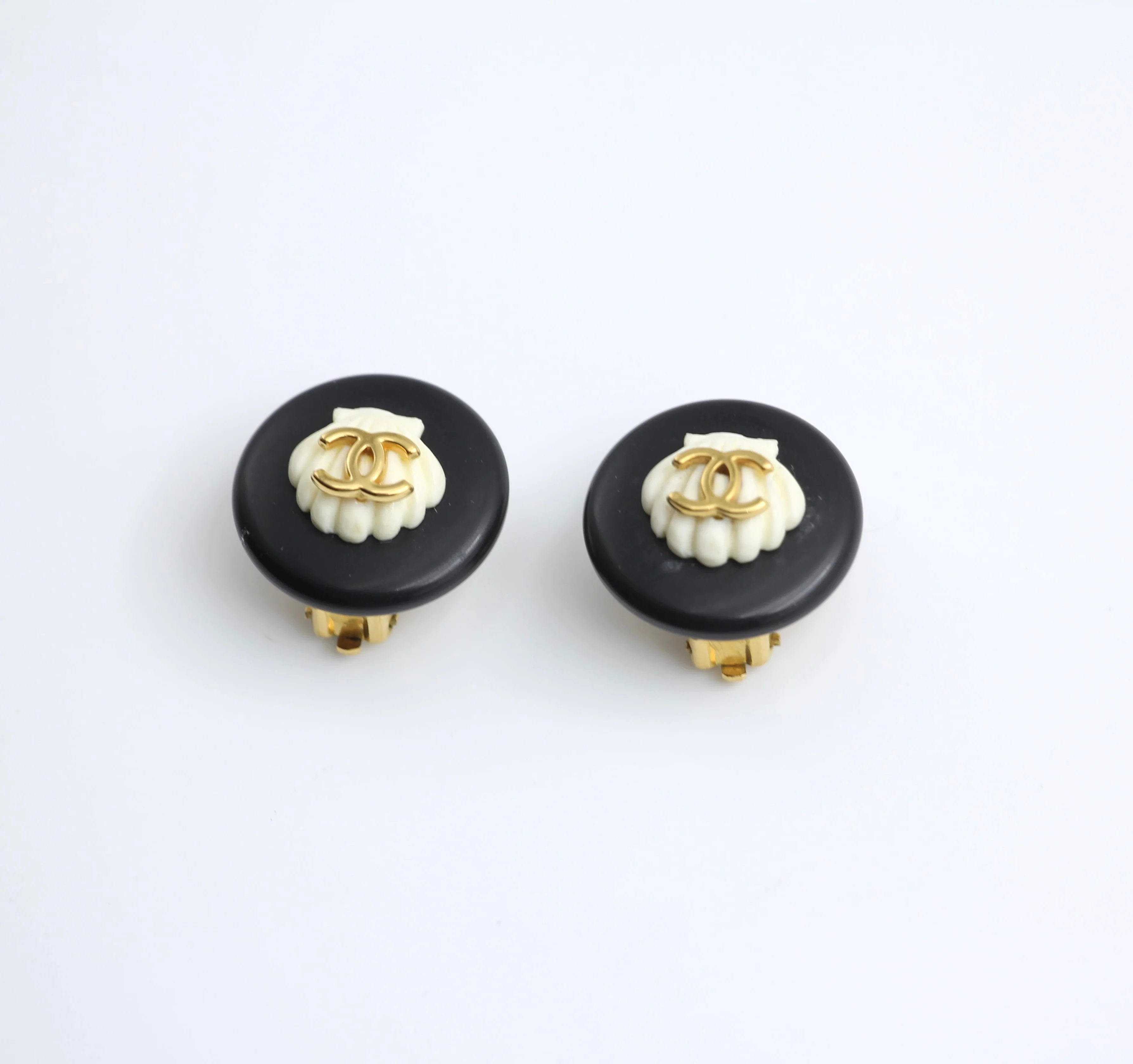 Chanel Vintage 96C Gold Plated Black And White Shell Earrings