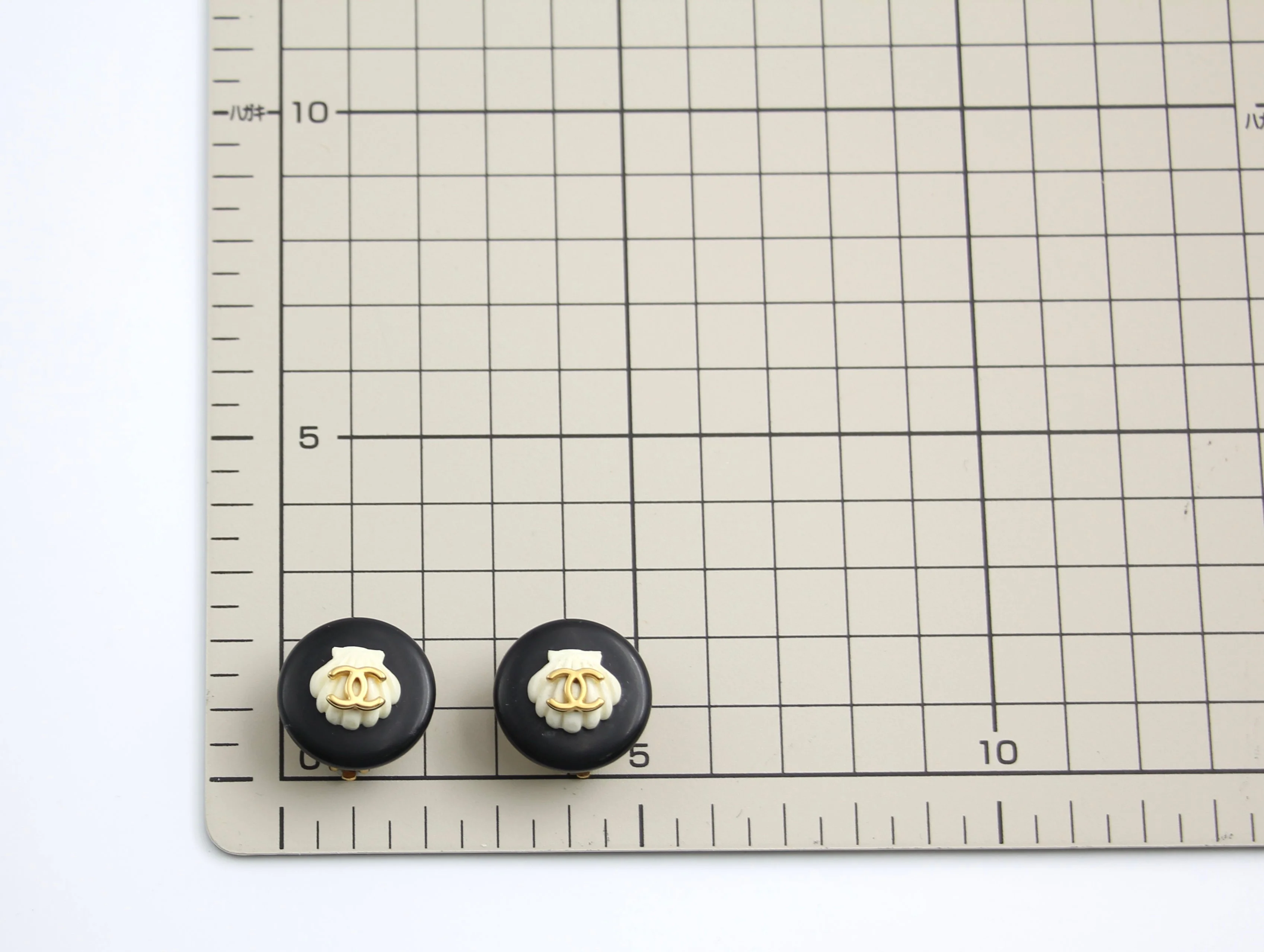 Chanel Vintage 96C Gold Plated Black And White Shell Earrings - Image 11