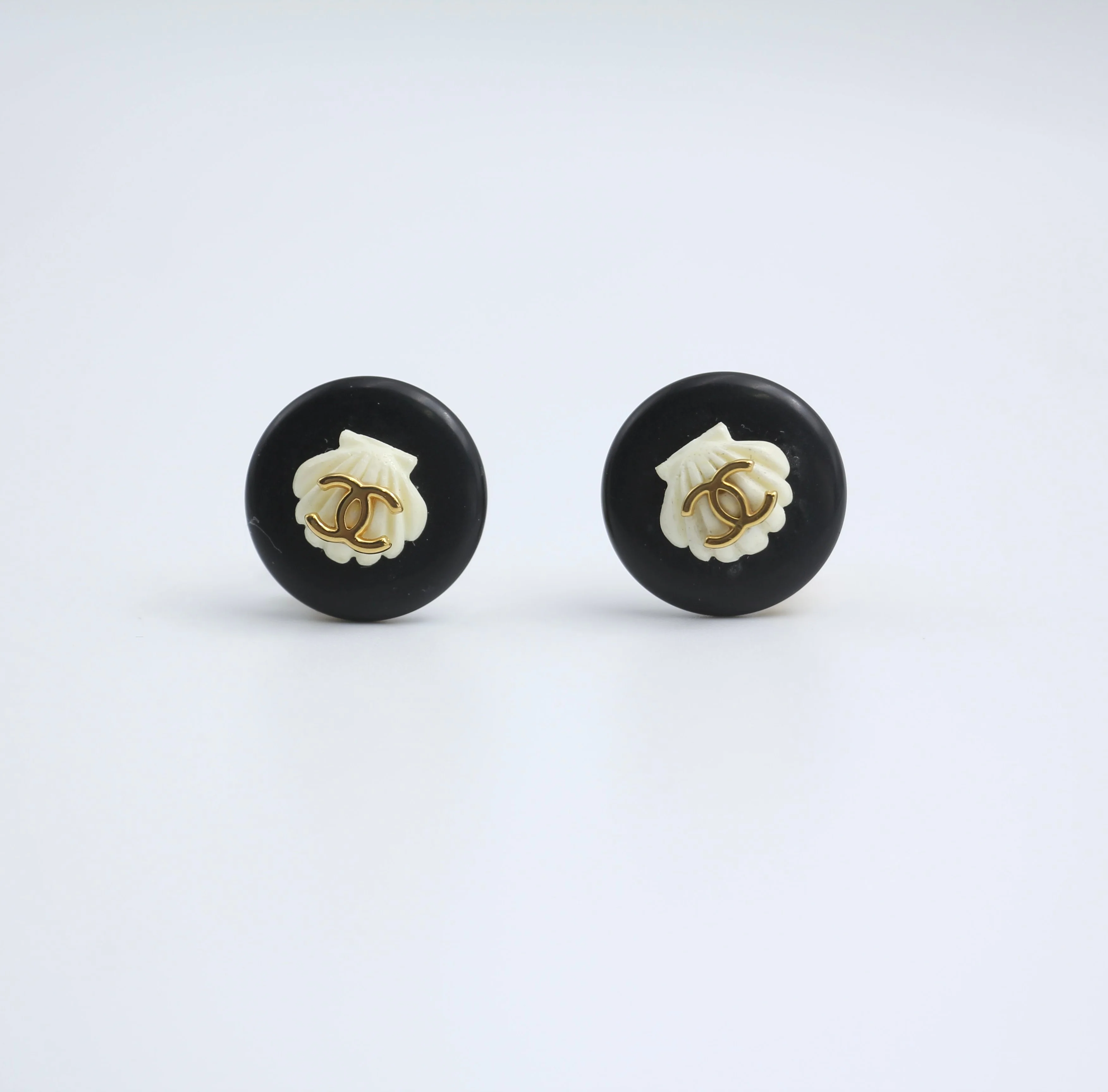 Chanel Vintage 96C Gold Plated Black And White Shell Earrings - Image 2