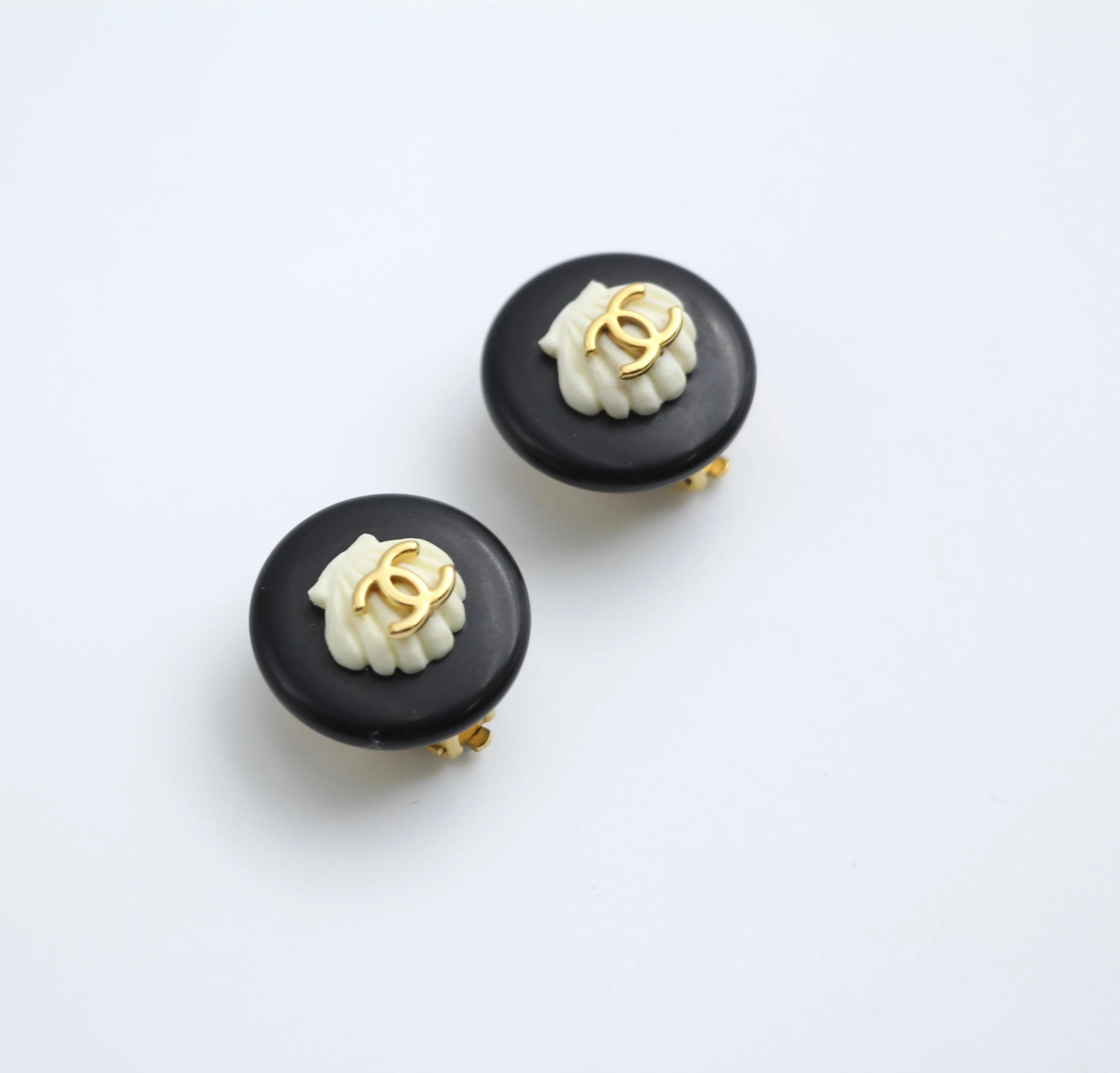 Chanel Vintage 96C Gold Plated Black And White Shell Earrings - Image 3