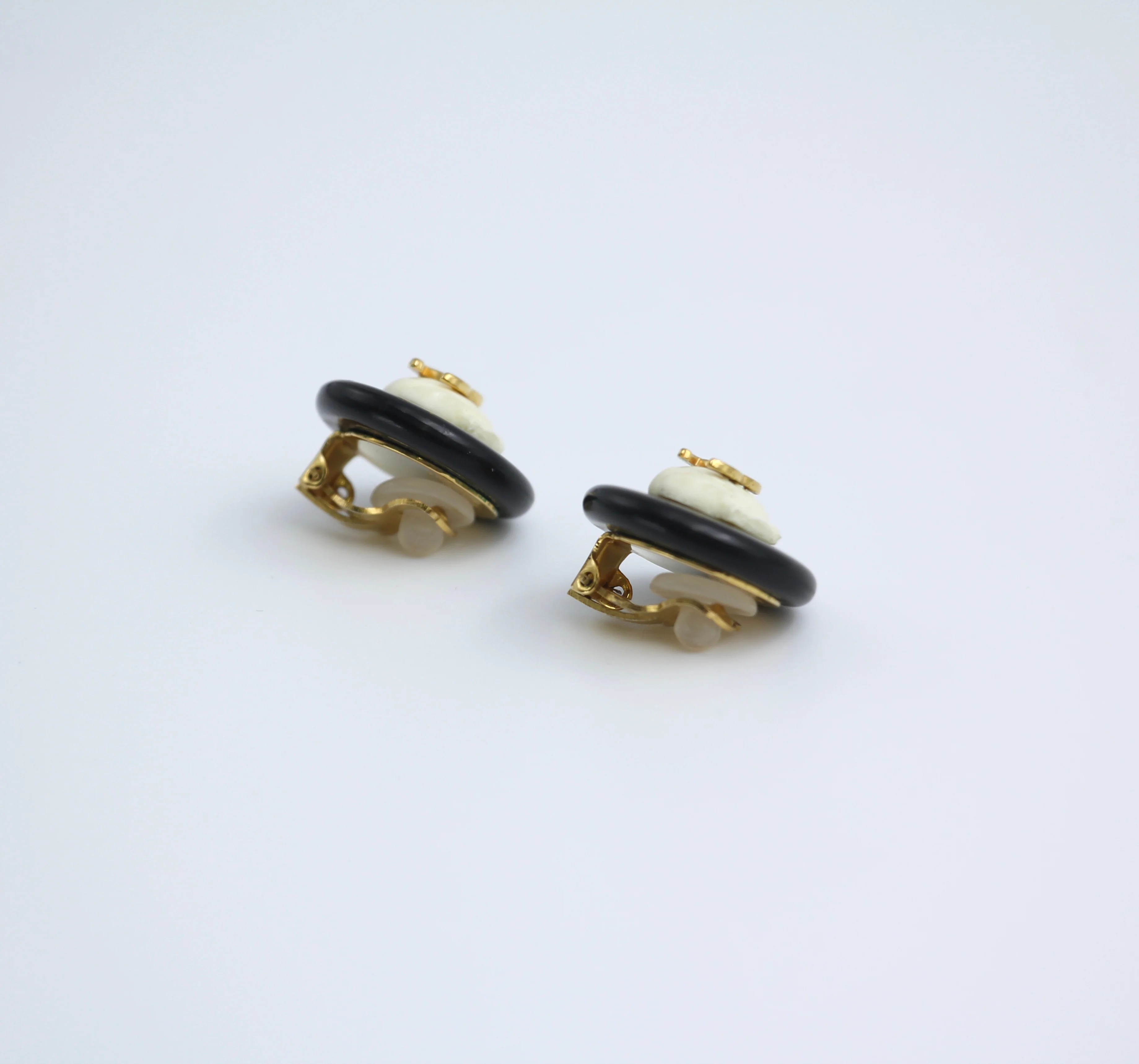 Chanel Vintage 96C Gold Plated Black And White Shell Earrings - Image 4