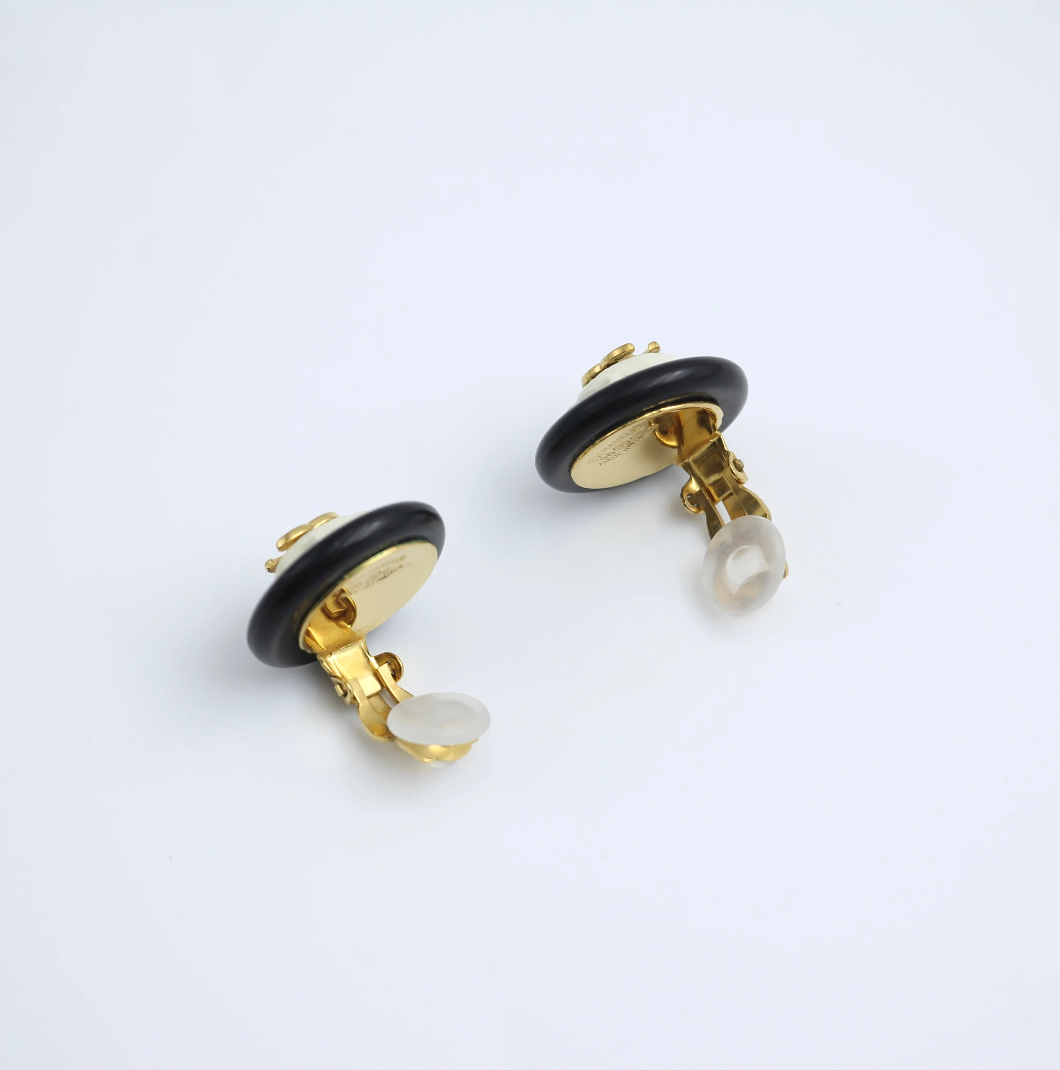Chanel Vintage 96C Gold Plated Black And White Shell Earrings - Image 5