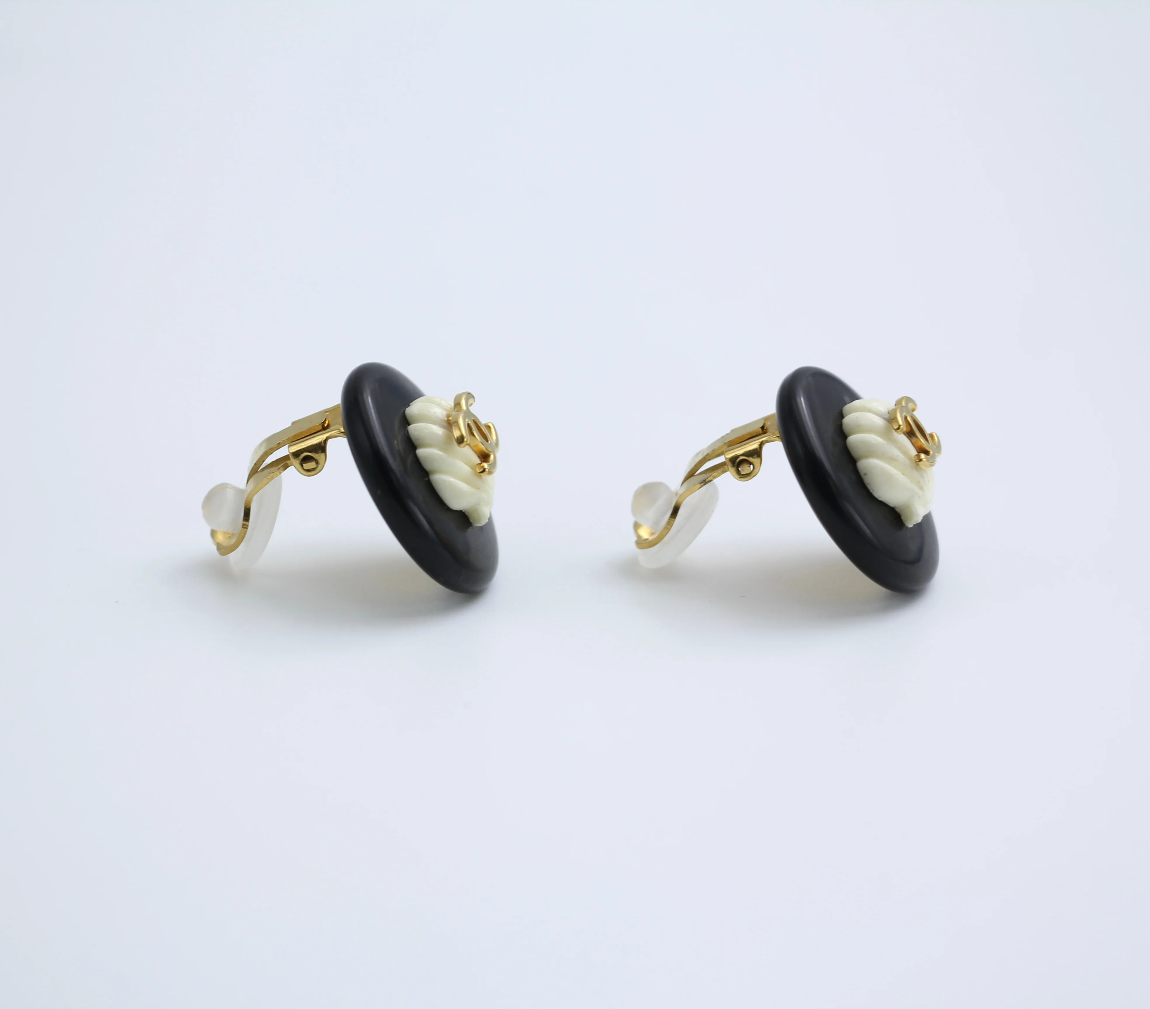 Chanel Vintage 96C Gold Plated Black And White Shell Earrings - Image 6
