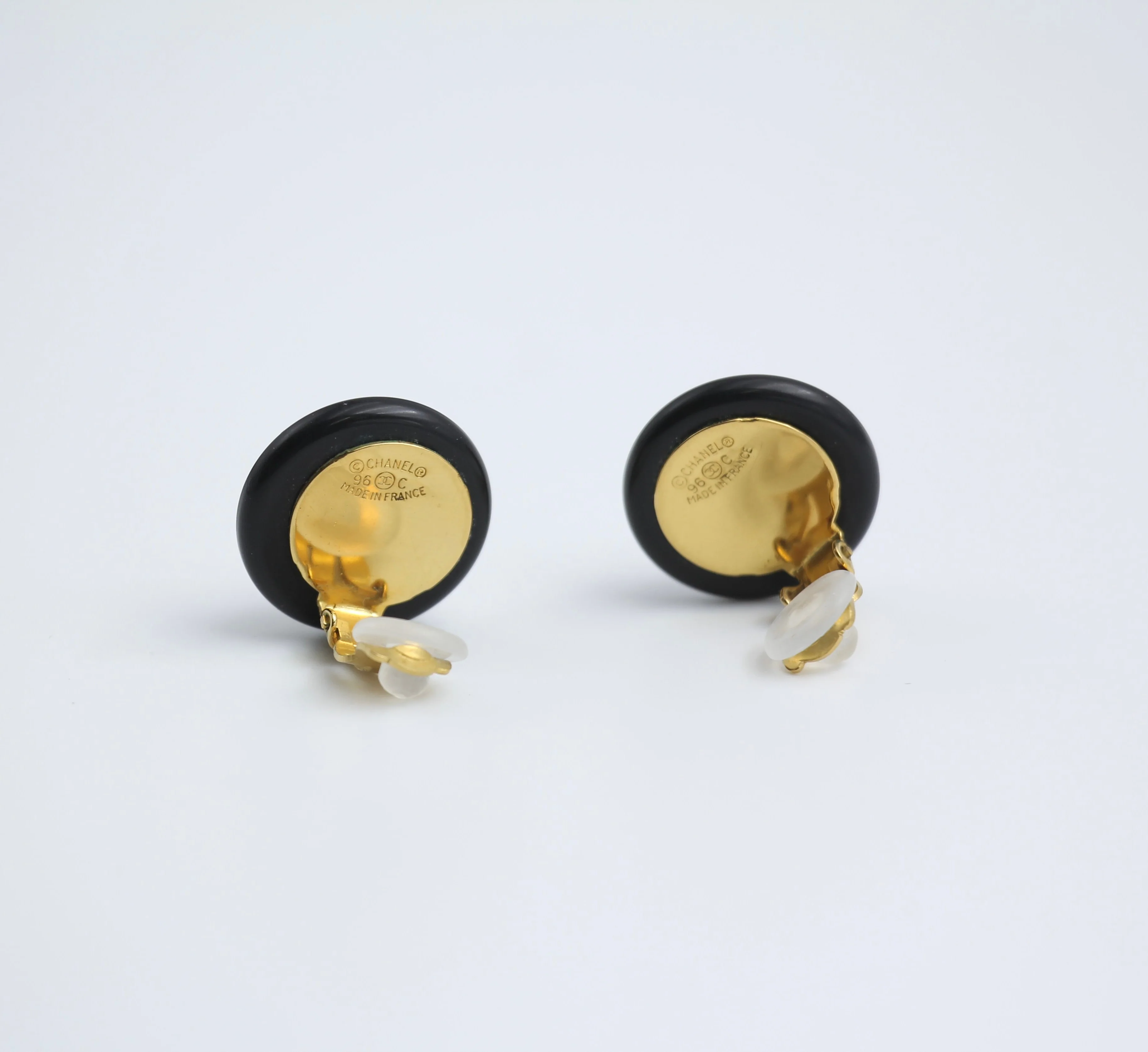 Chanel Vintage 96C Gold Plated Black And White Shell Earrings - Image 7