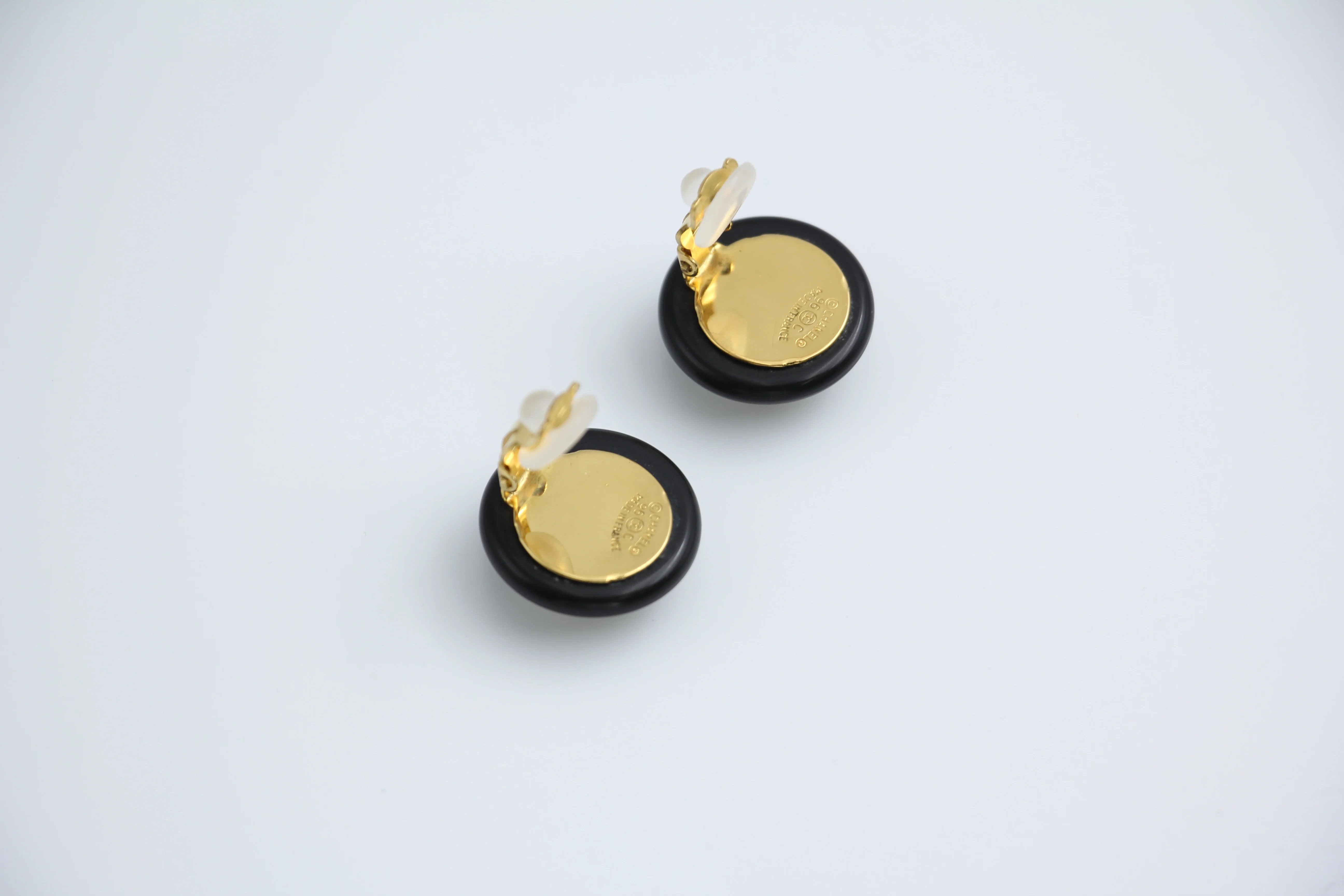 Chanel Vintage 96C Gold Plated Black And White Shell Earrings - Image 8