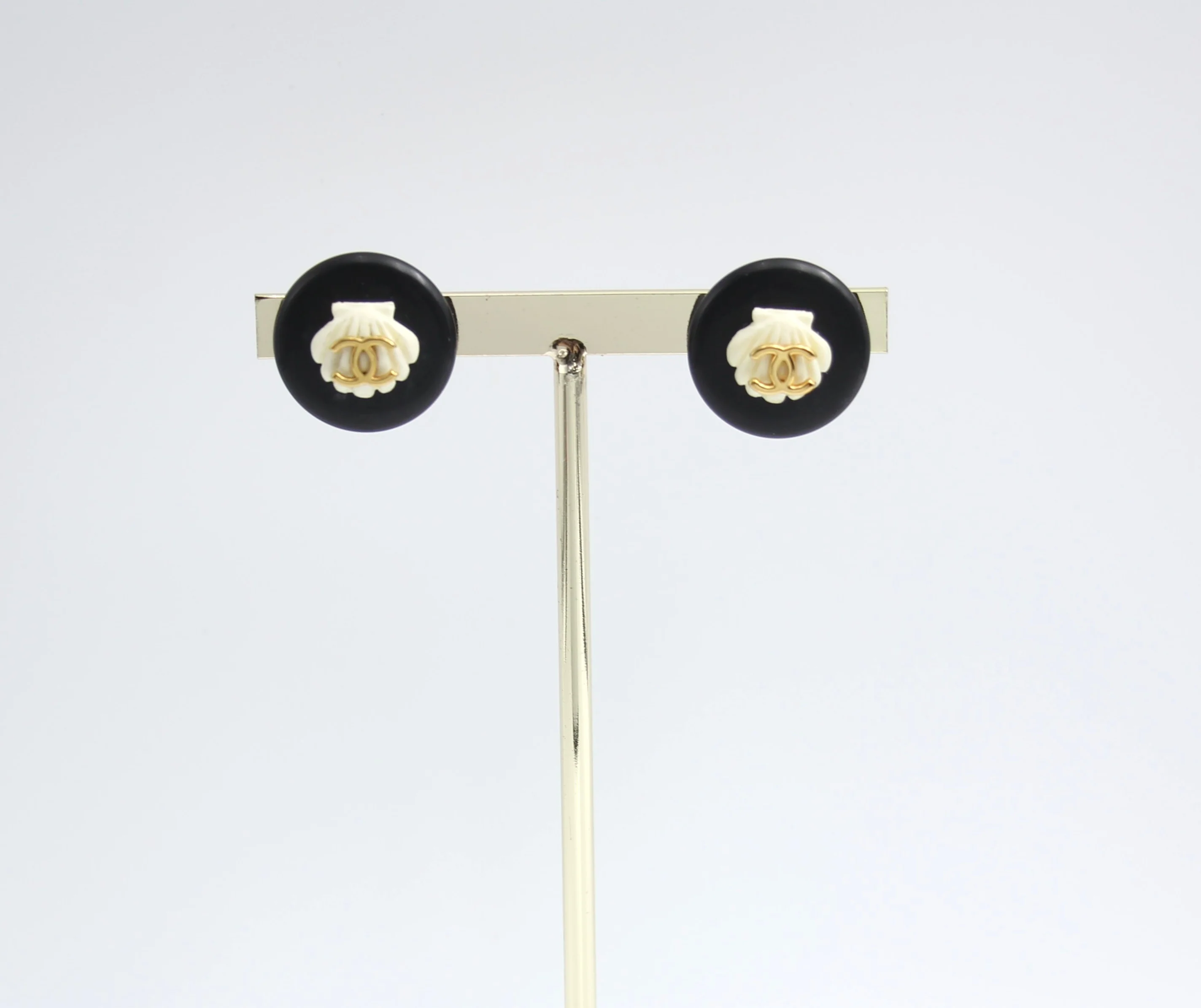 Chanel Vintage 96C Gold Plated Black And White Shell Earrings - Image 9