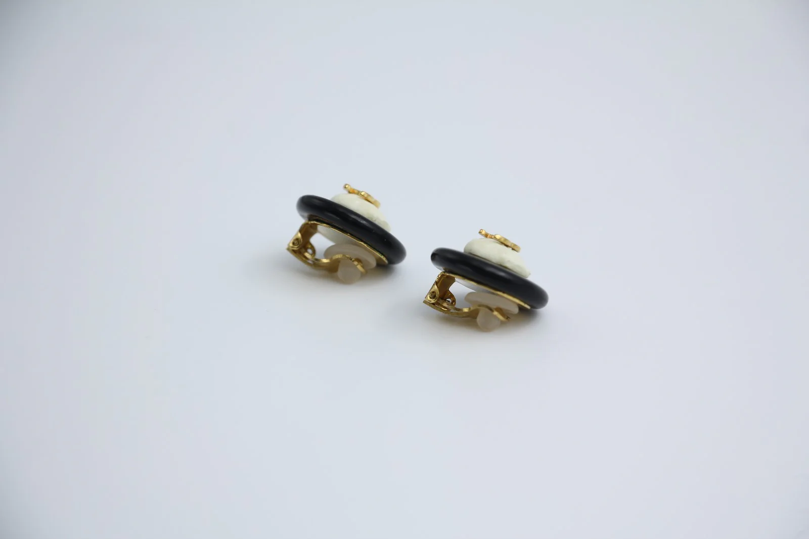 Chanel Vintage 96C Gold Plated Resin Shell Cc Logo Ear Clip - Image 10