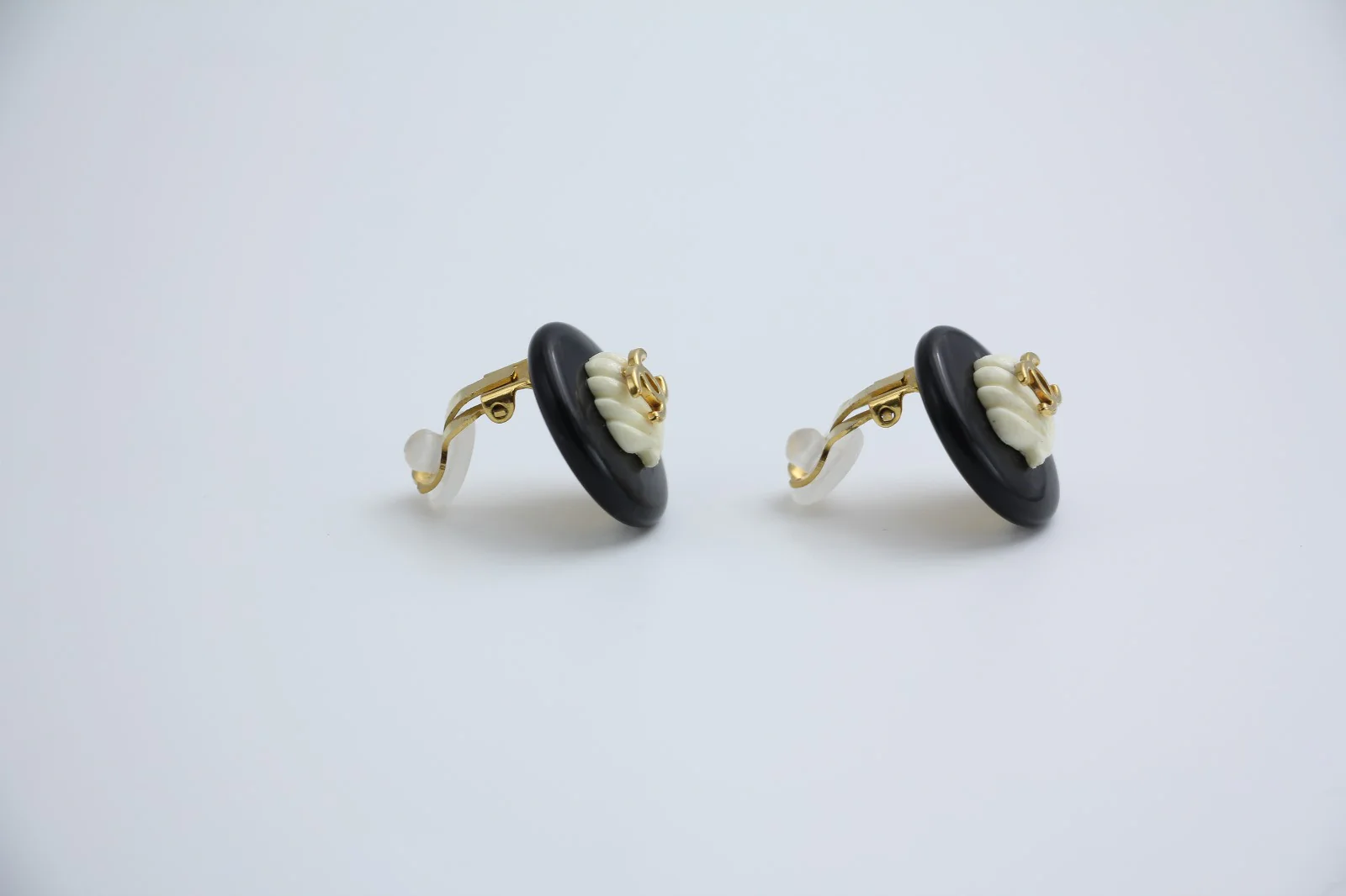 Chanel Vintage 96C Gold Plated Resin Shell Cc Logo Ear Clip - Image 11