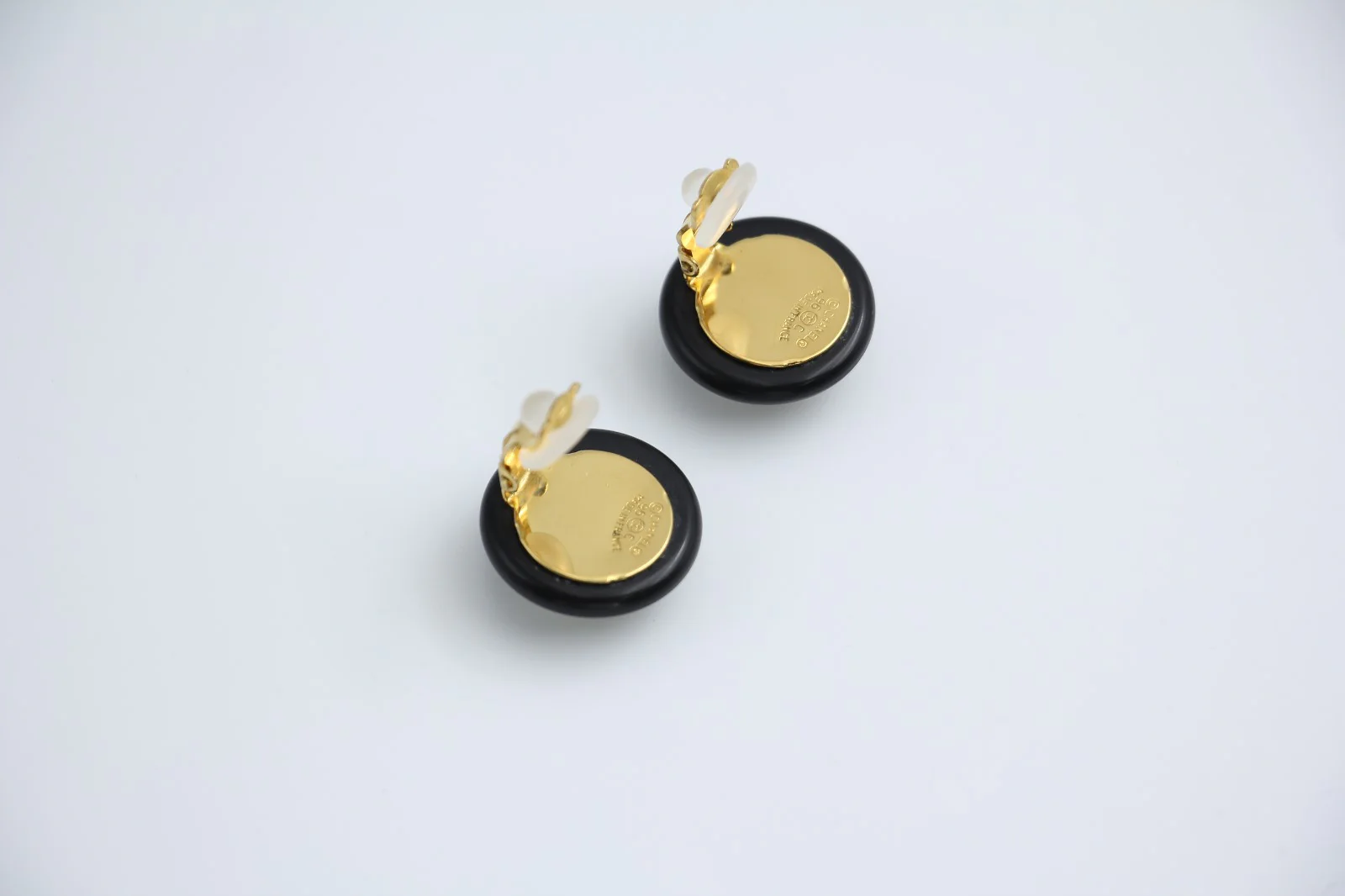 Chanel Vintage 96C Gold Plated Resin Shell Cc Logo Ear Clip - Image 12