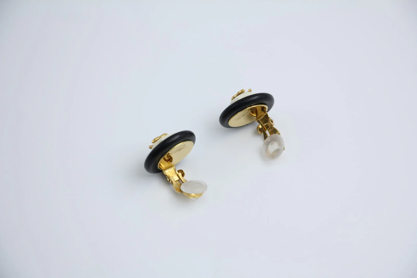 Chanel Vintage 96C Gold Plated Resin Shell Cc Logo Ear Clip - Image 13