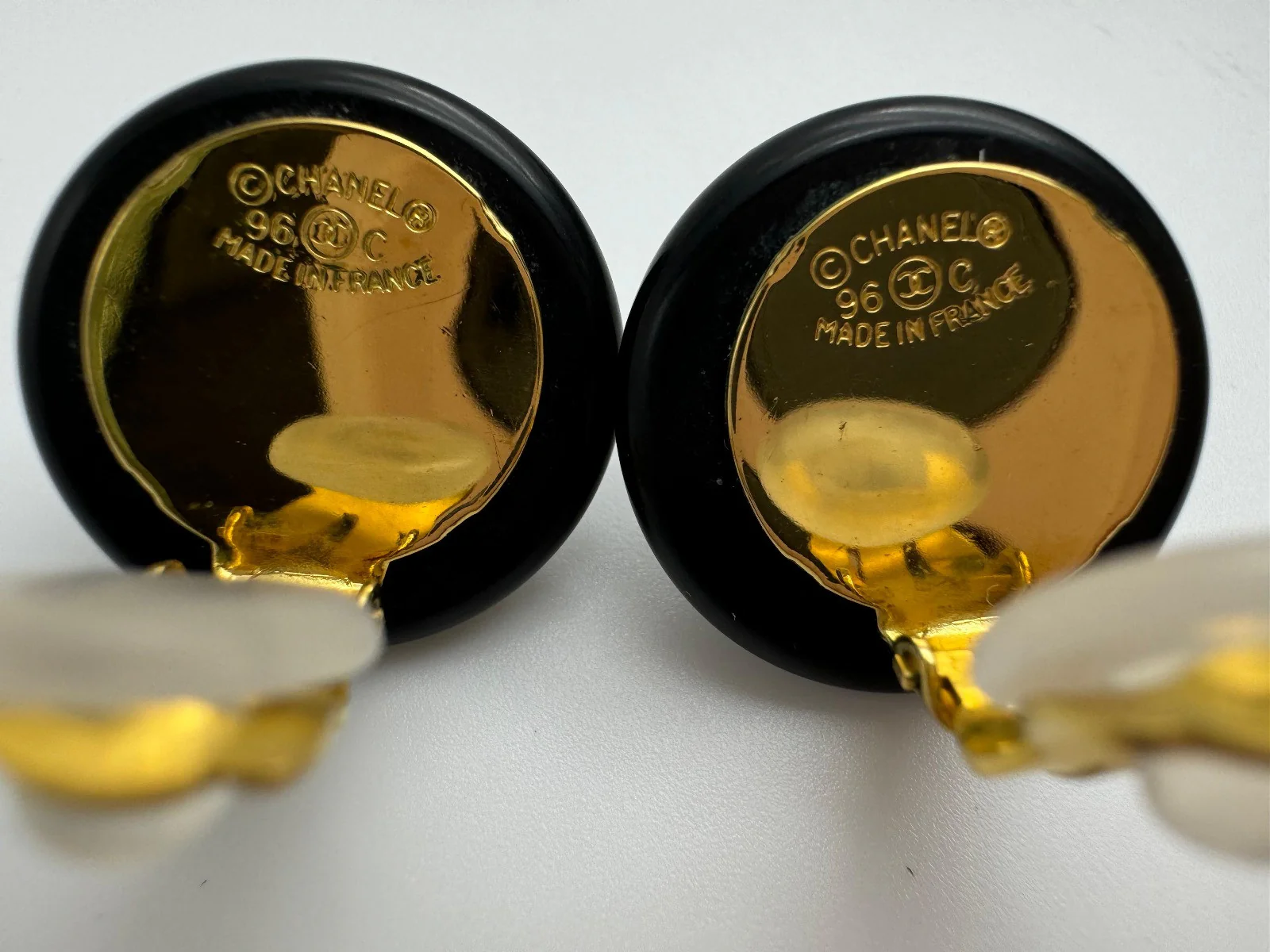 Chanel Vintage 96C Gold Plated Resin Shell Cc Logo Ear Clip - Image 14