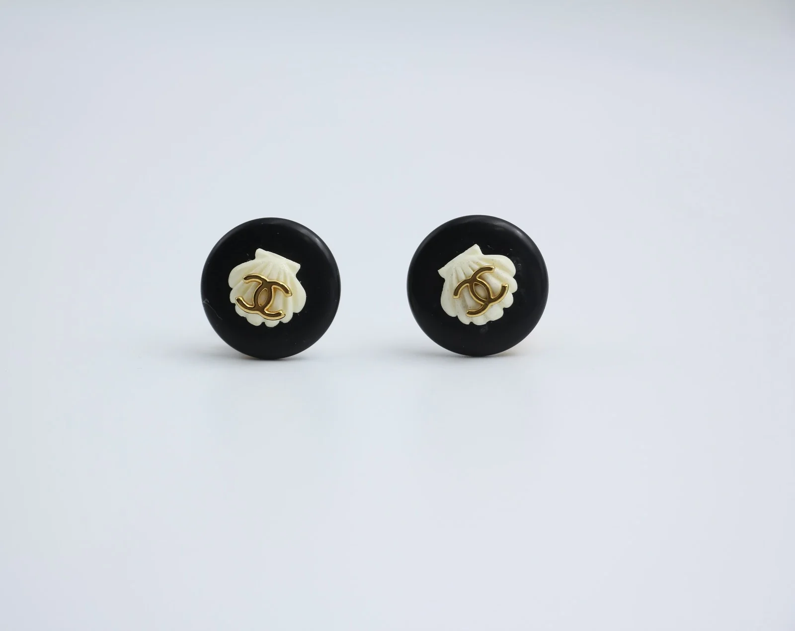 Chanel Vintage 96C Gold Plated Resin Shell Cc Logo Ear Clip - Image 2