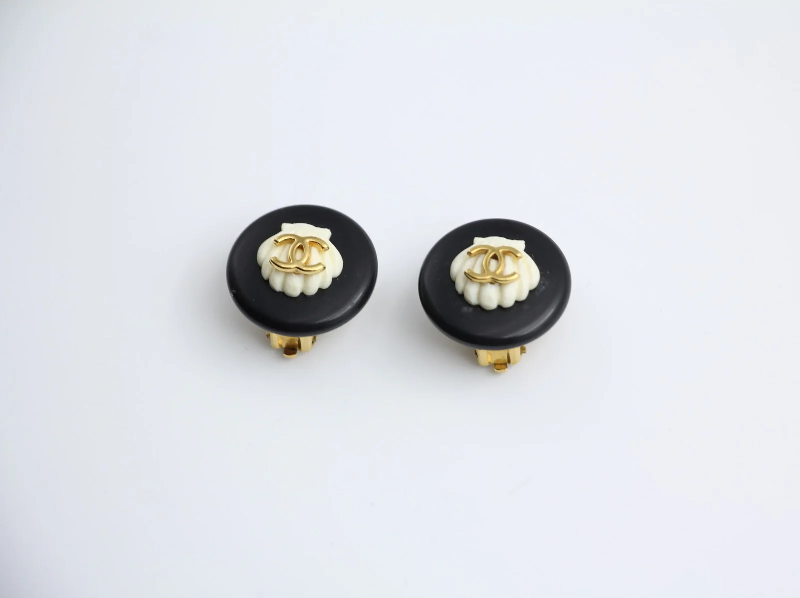 Chanel Vintage 96C Gold Plated Resin Shell Cc Logo Ear Clip - Image 3