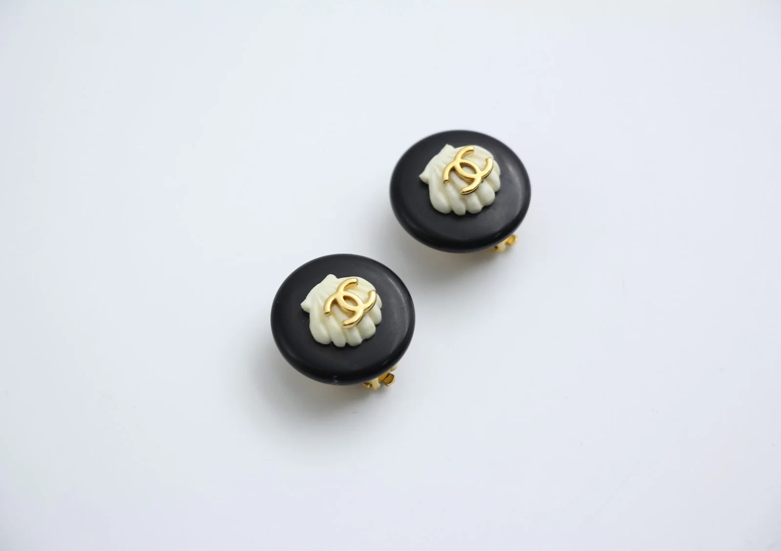 Chanel Vintage 96C Gold Plated Resin Shell Cc Logo Ear Clip - Image 4