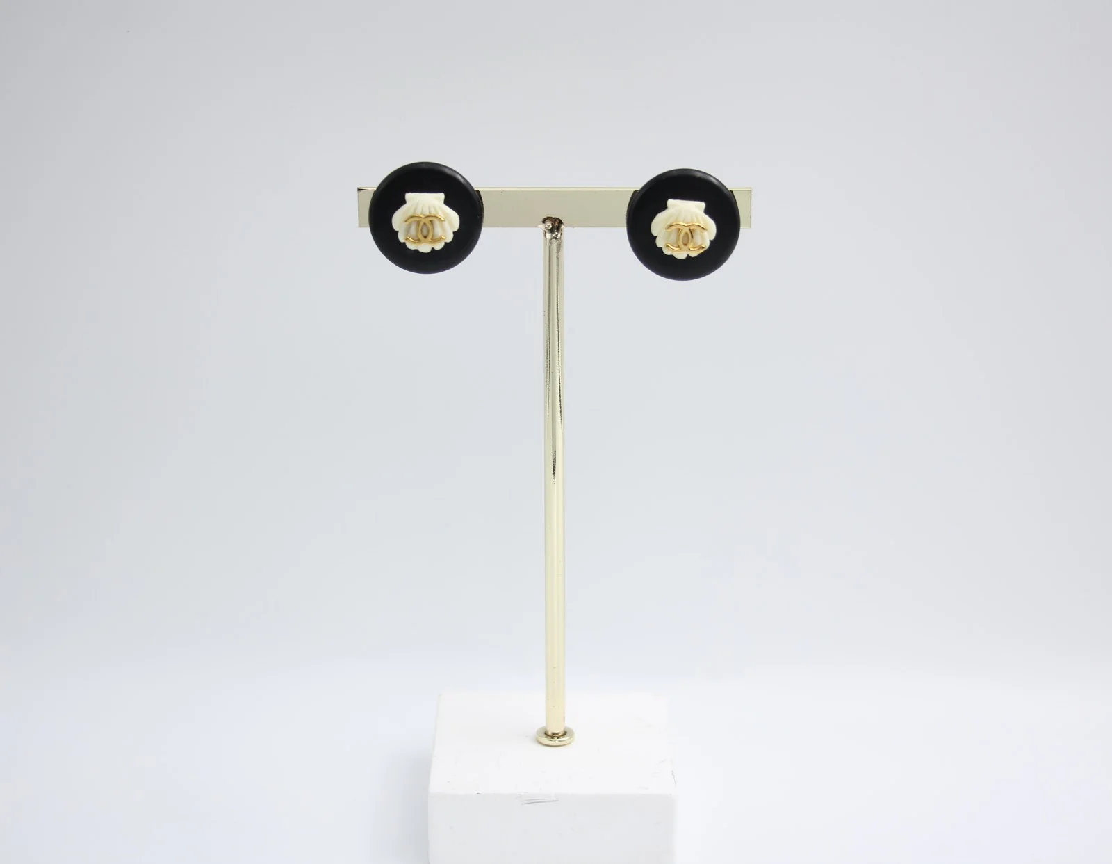 Chanel Vintage 96C Gold Plated Resin Shell Cc Logo Ear Clip - Image 5