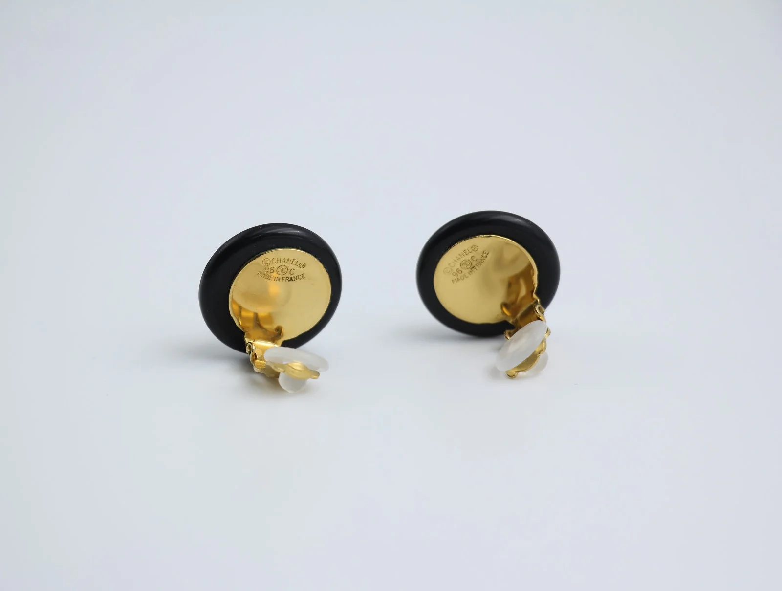 Chanel Vintage 96C Gold Plated Resin Shell Cc Logo Ear Clip - Image 6