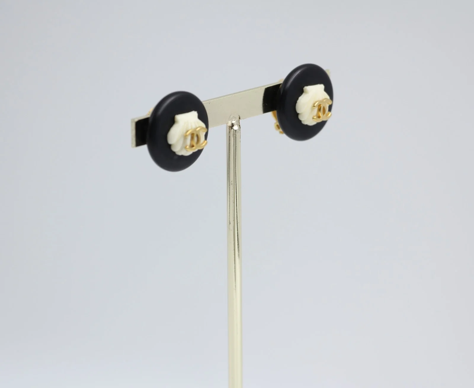 Chanel Vintage 96C Gold Plated Resin Shell Cc Logo Ear Clip - Image 9