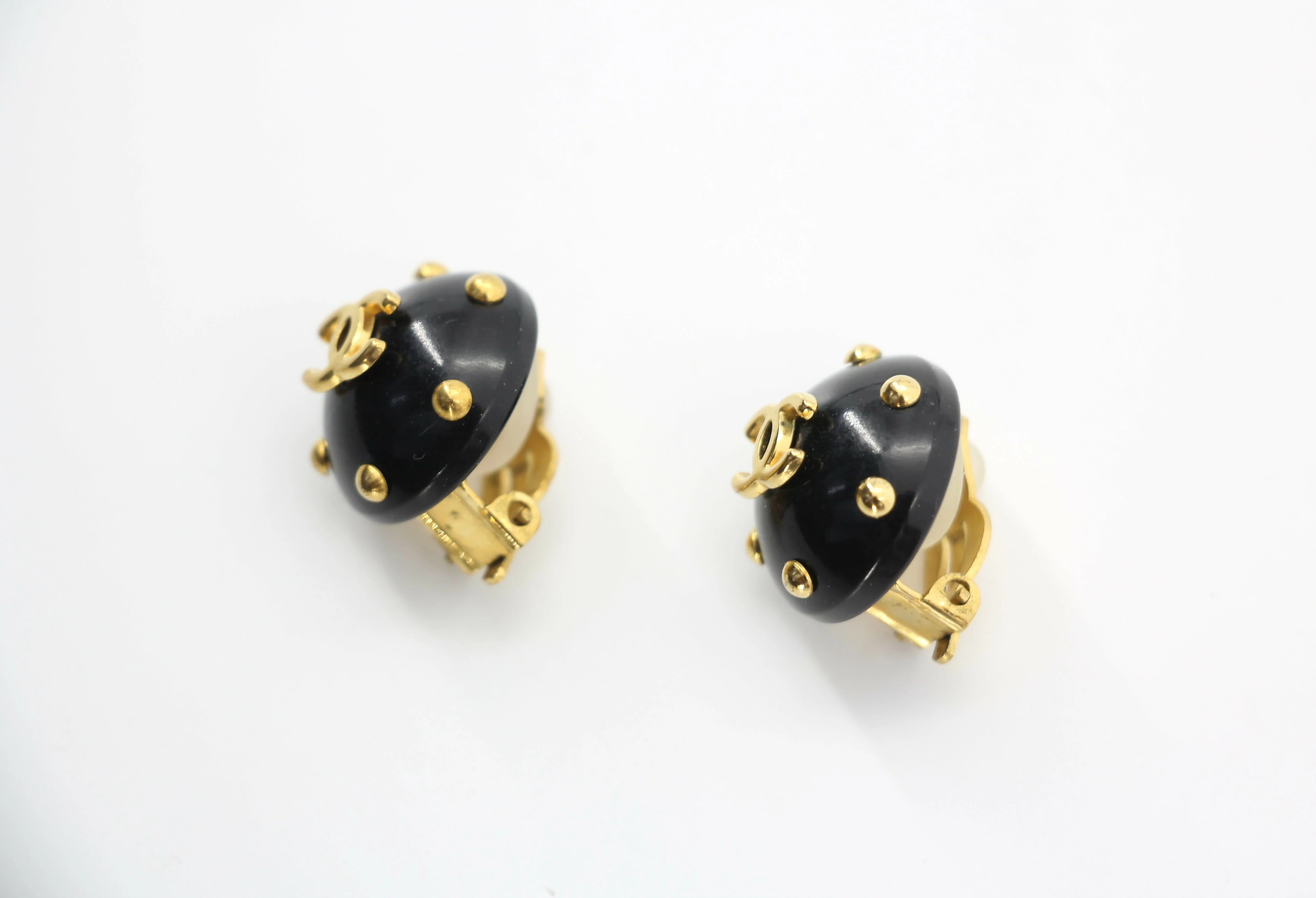 Chanel Vintage 96C Resin Black and Gold Polka Dot Clip-on Earrings - Image 3