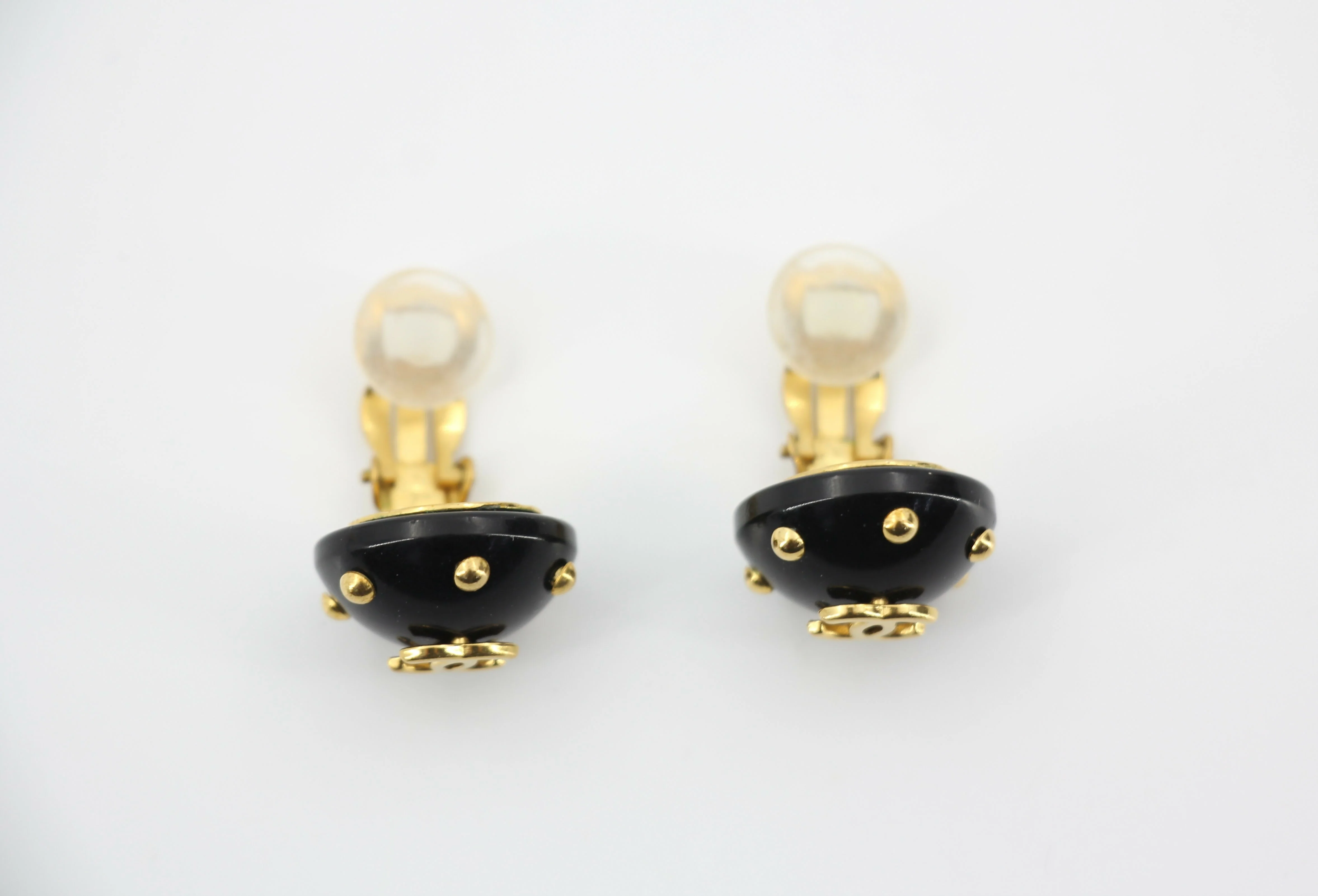 Chanel Vintage 96C Resin Black and Gold Polka Dot Clip-on Earrings - Image 4