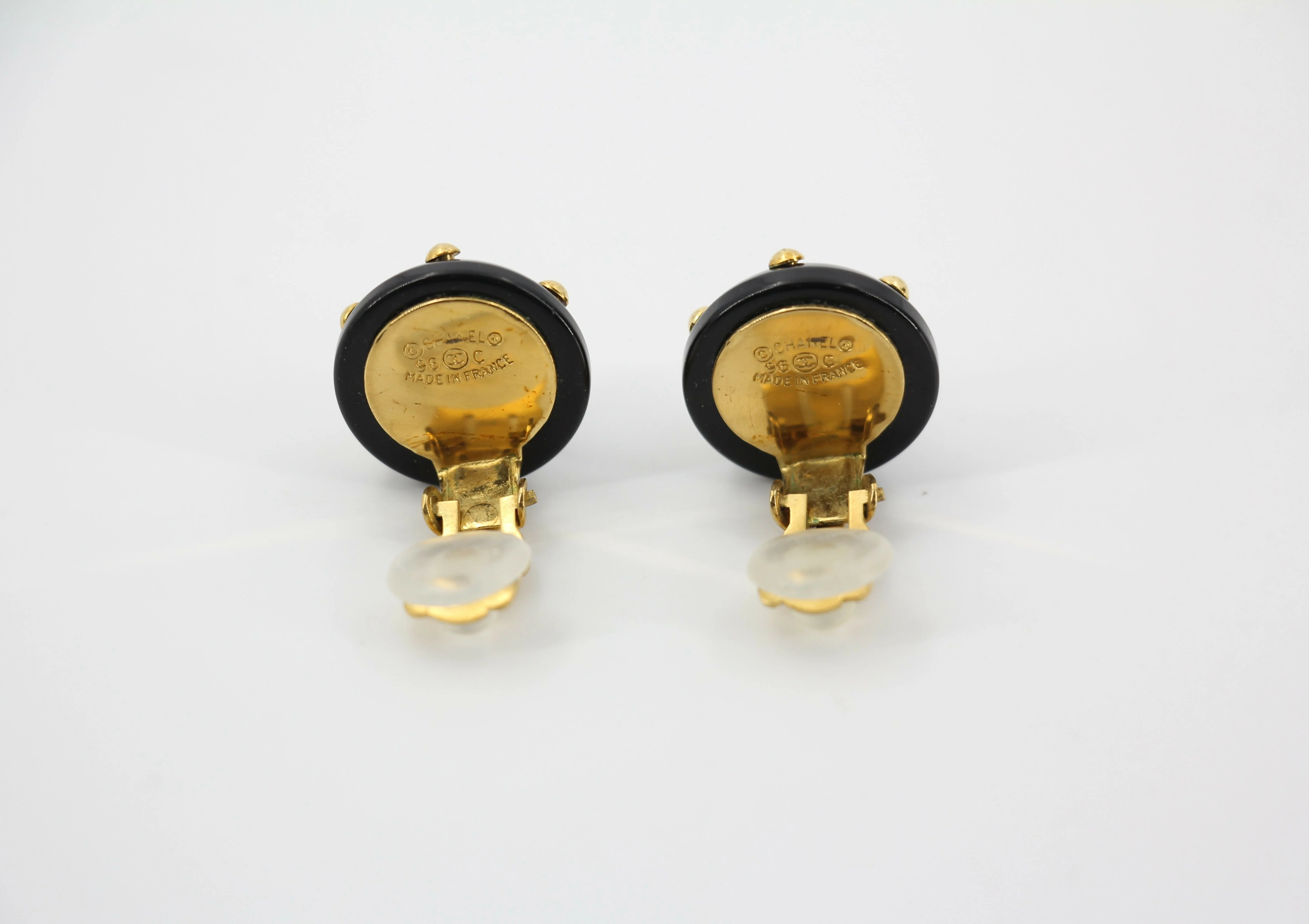 Chanel Vintage 96C Resin Black and Gold Polka Dot Clip-on Earrings - Image 5