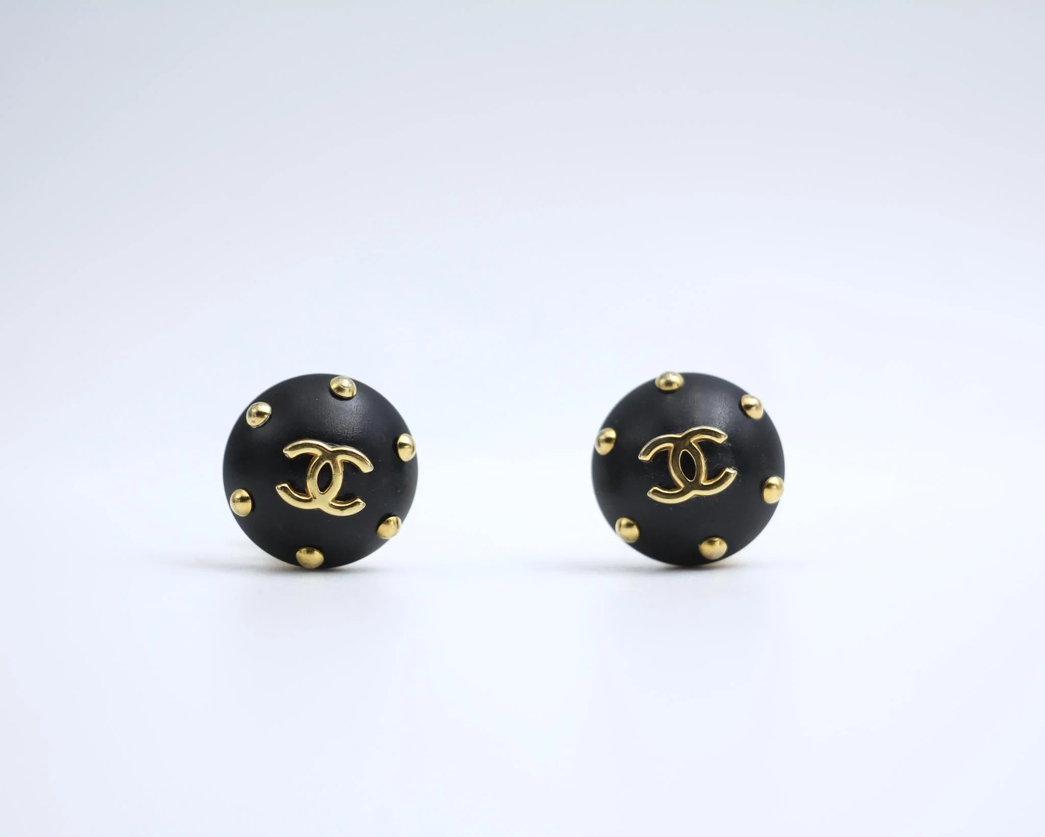 Chanel Vintage 96C Resin Black Gold Dot Earrings - Image 3