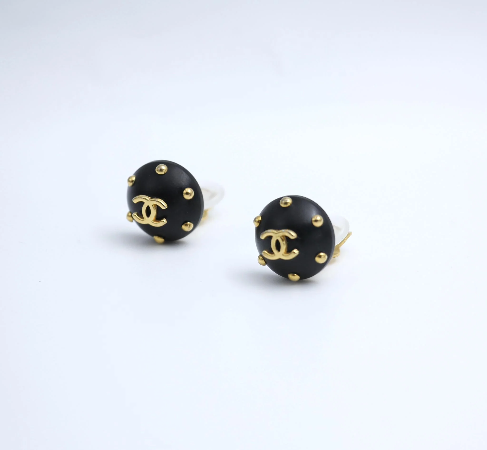 Chanel Vintage 96C Resin Black Gold Dot Earrings - Image 6