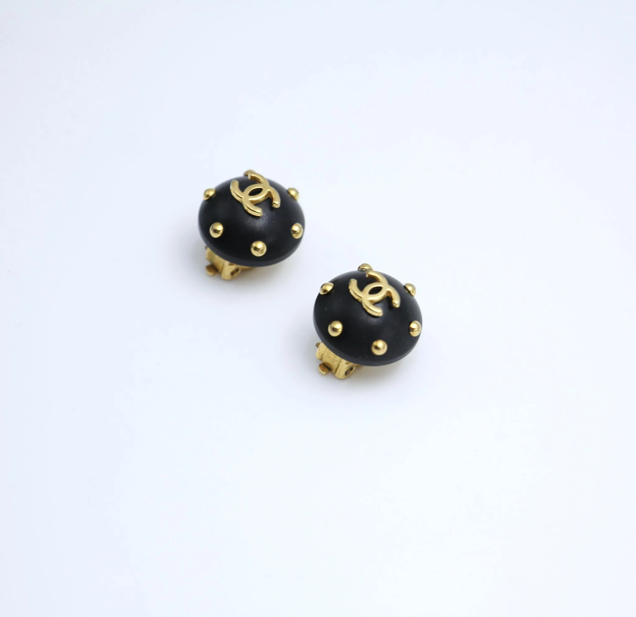 Chanel Vintage 96C Resin Black Gold Dot Earrings - Image 7