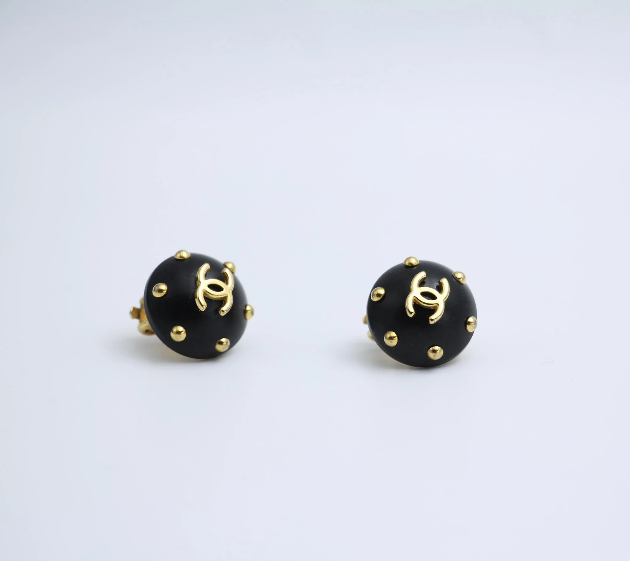 Chanel Vintage 96C Resin Black Gold Dot Earrings - Image 8