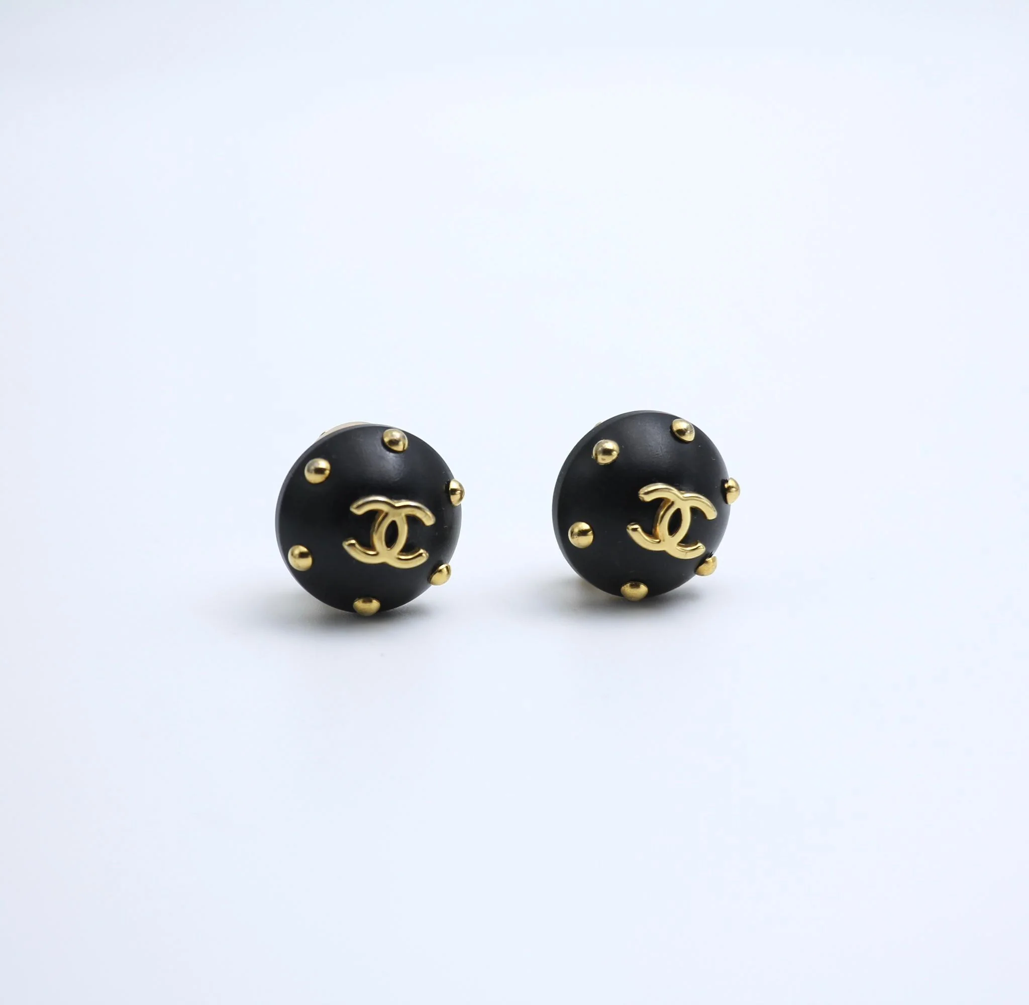 Chanel Vintage 96C Resin Black Gold Dot Earrings - Image 9