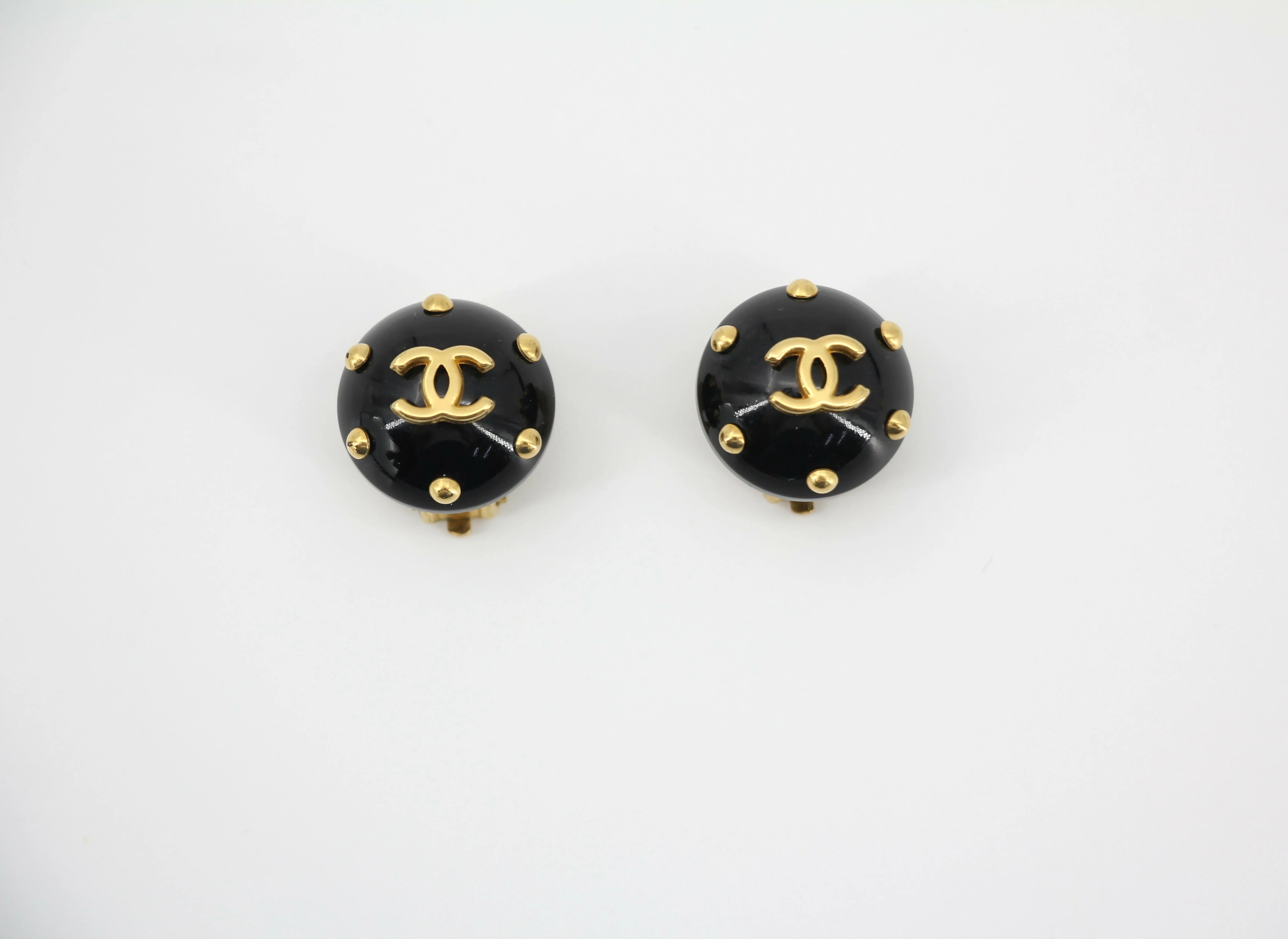 Chanel Vintage 96C Resin Dot Black Bean Clip-on Earrings - Image 3