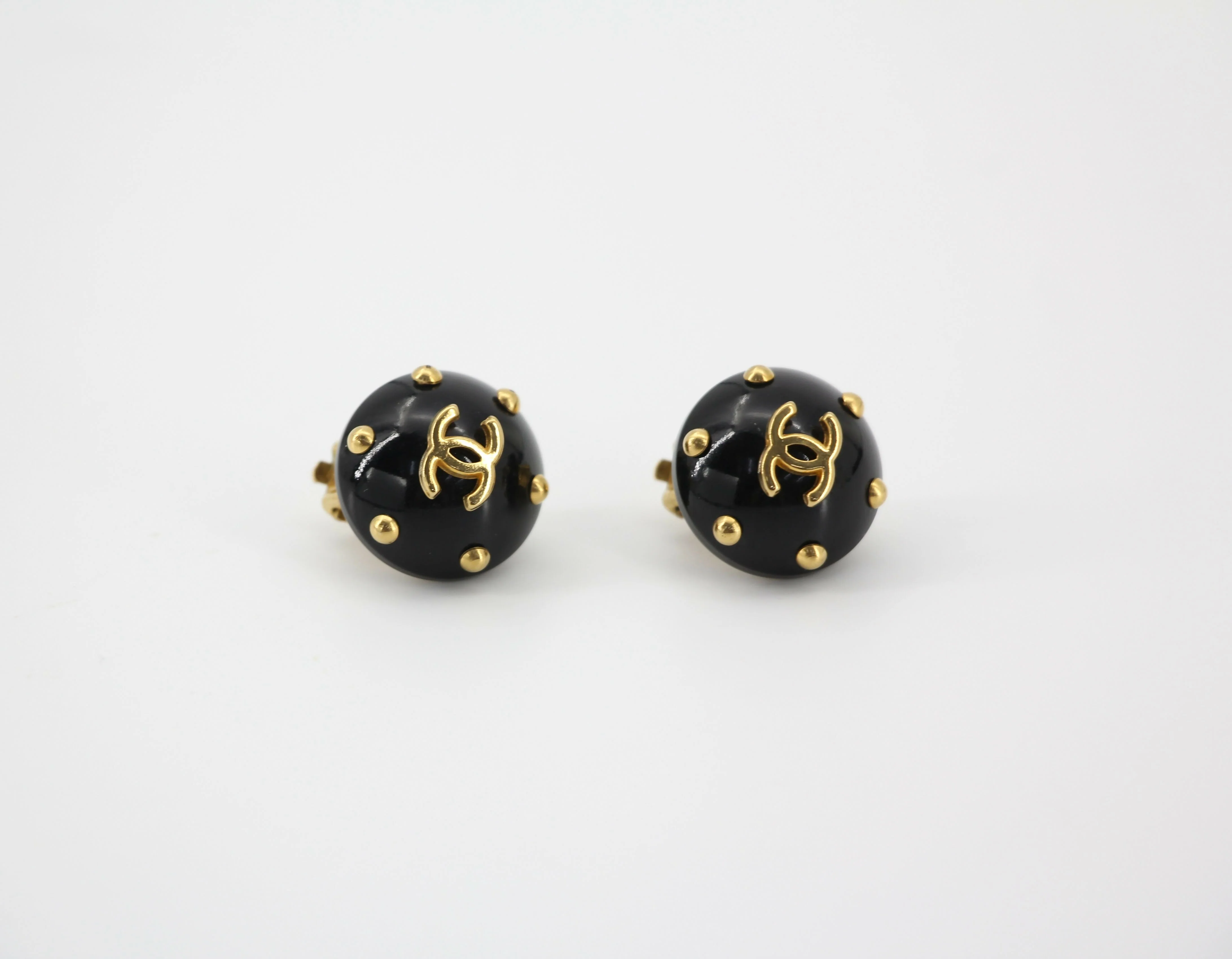 Chanel Vintage 96C Resin Dot Black Bean Clip-on Earrings - Image 4