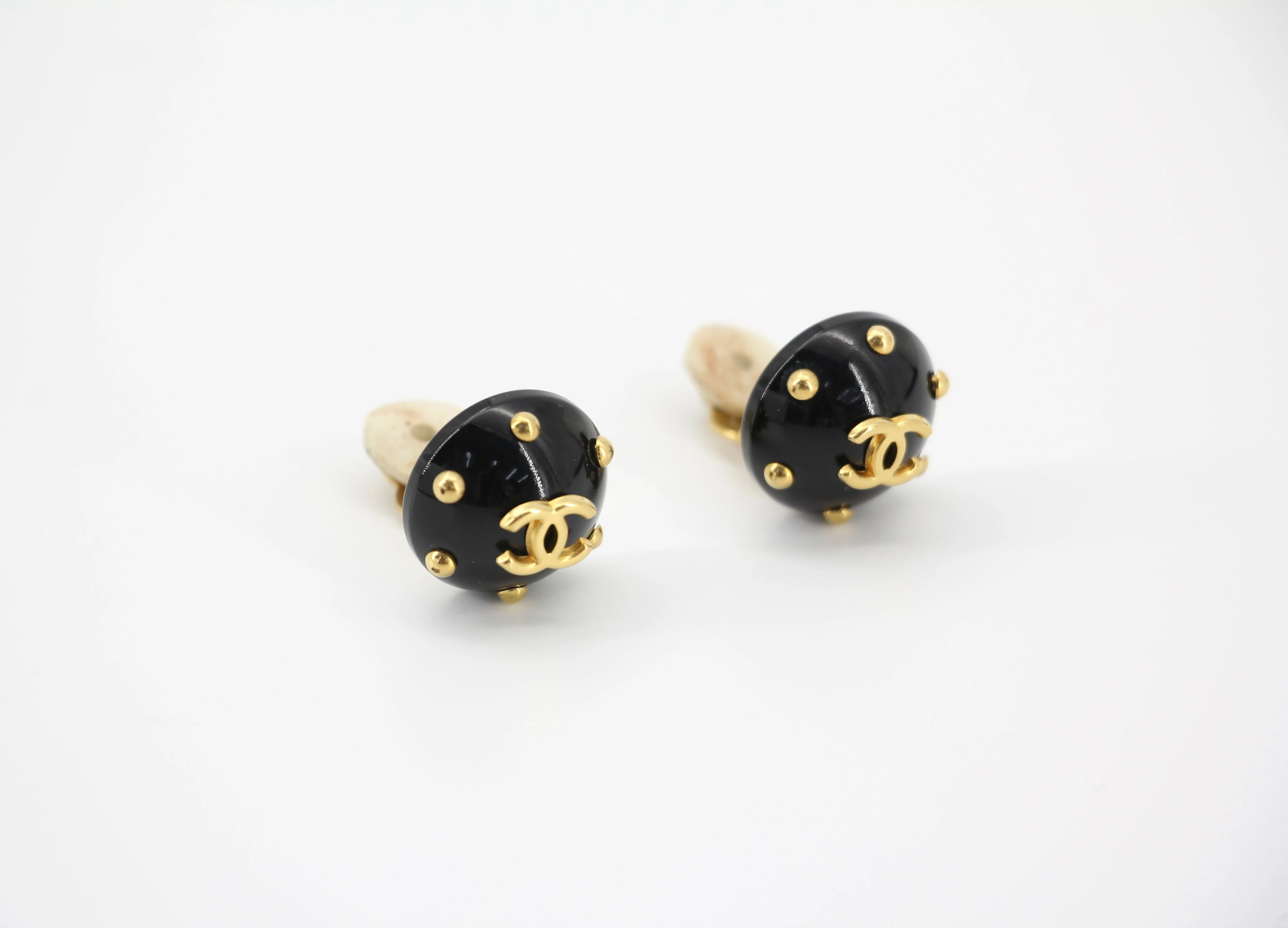 Chanel Vintage 96C Resin Dot Black Bean Clip-on Earrings - Image 5