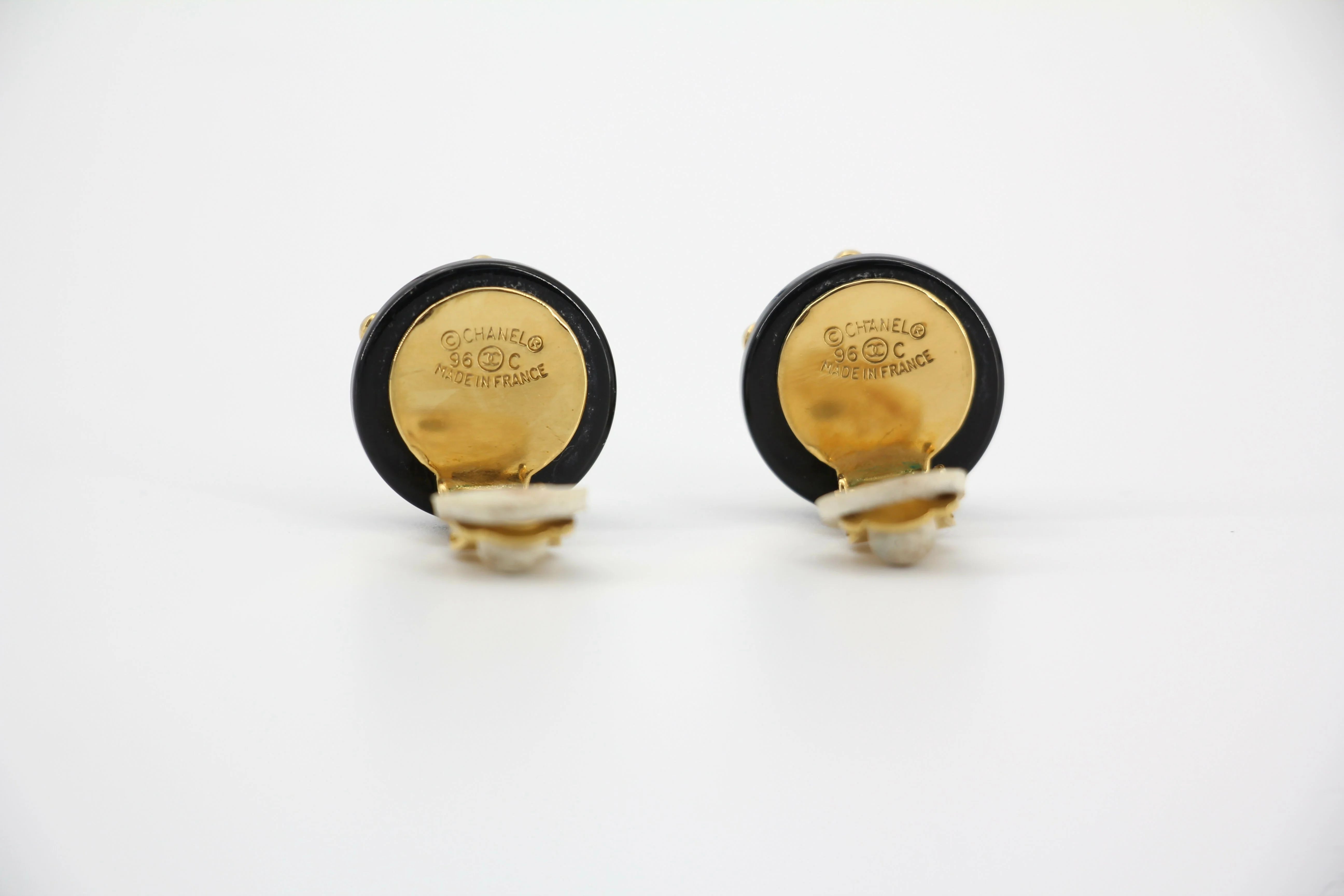 Chanel Vintage 96C Resin Dot Black Bean Clip-on Earrings - Image 7