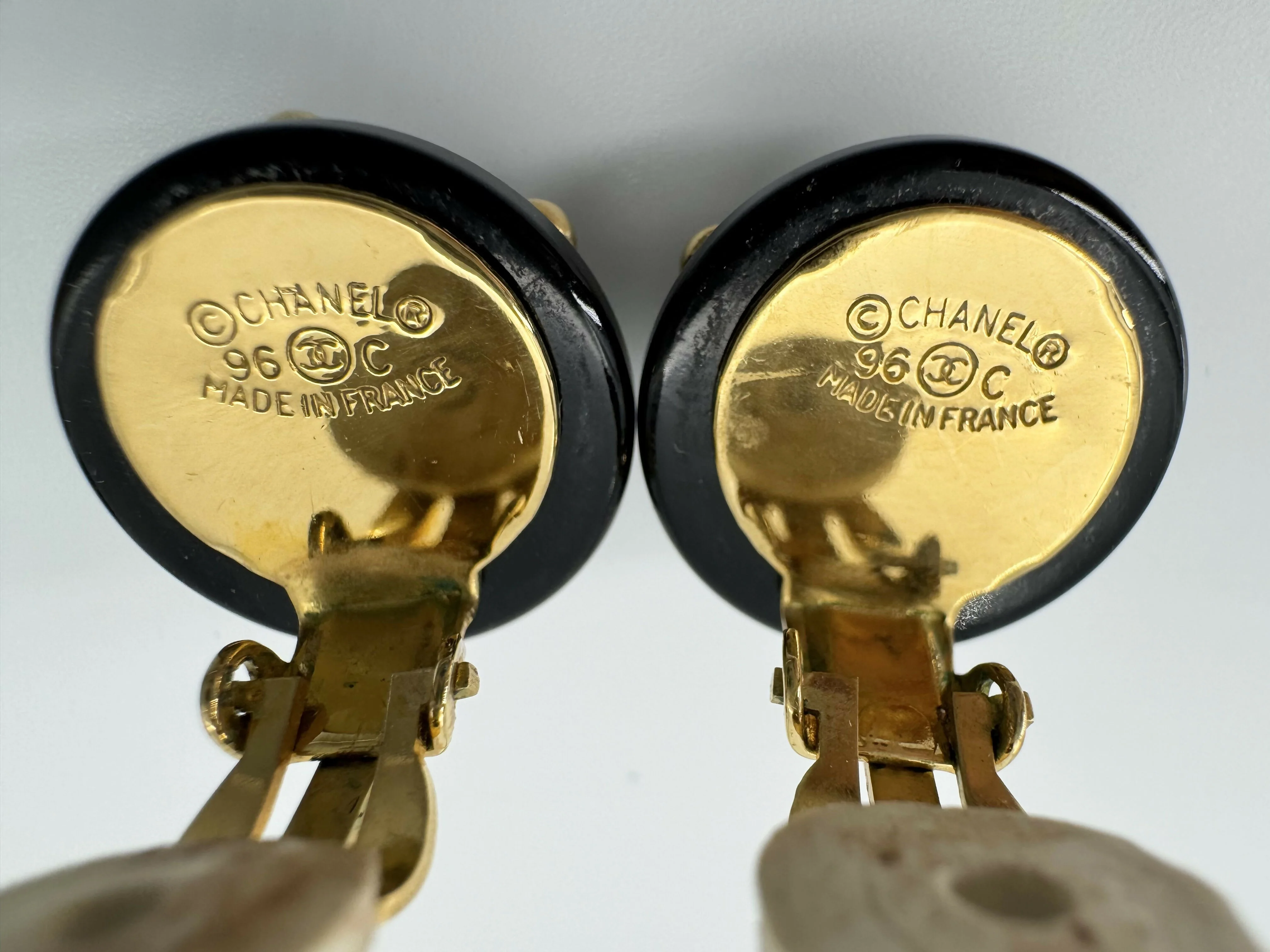 Chanel Vintage 96C Resin Dot Black Bean Clip-on Earrings - Image 9