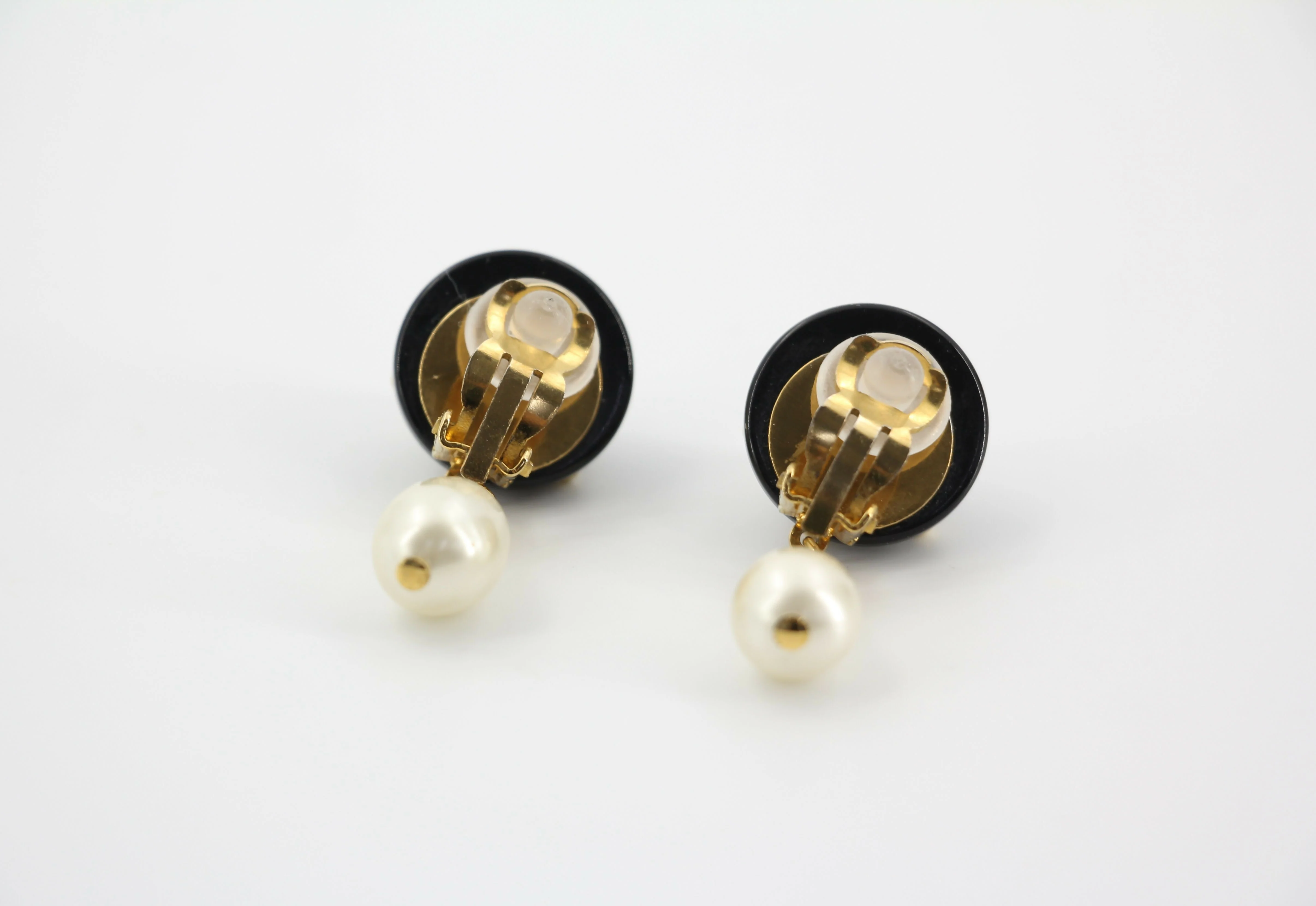 Chanel Vintage 96C Resin Dot Black Bean Imitation Pearl Dangle Clip-on Earrings - Image 3