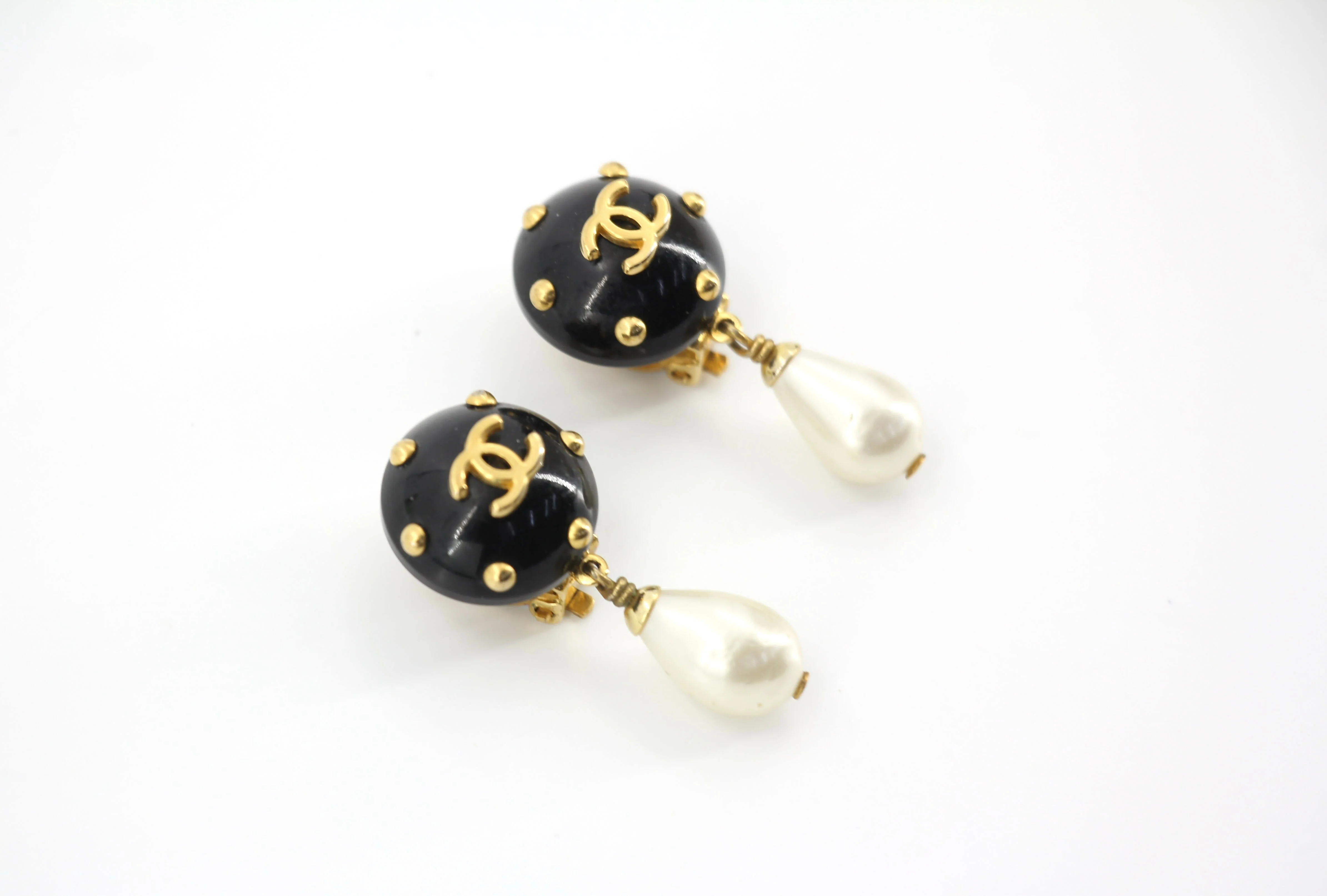Chanel Vintage 96C Resin Dot Black Bean Imitation Pearl Dangle Clip-on Earrings - Image 4