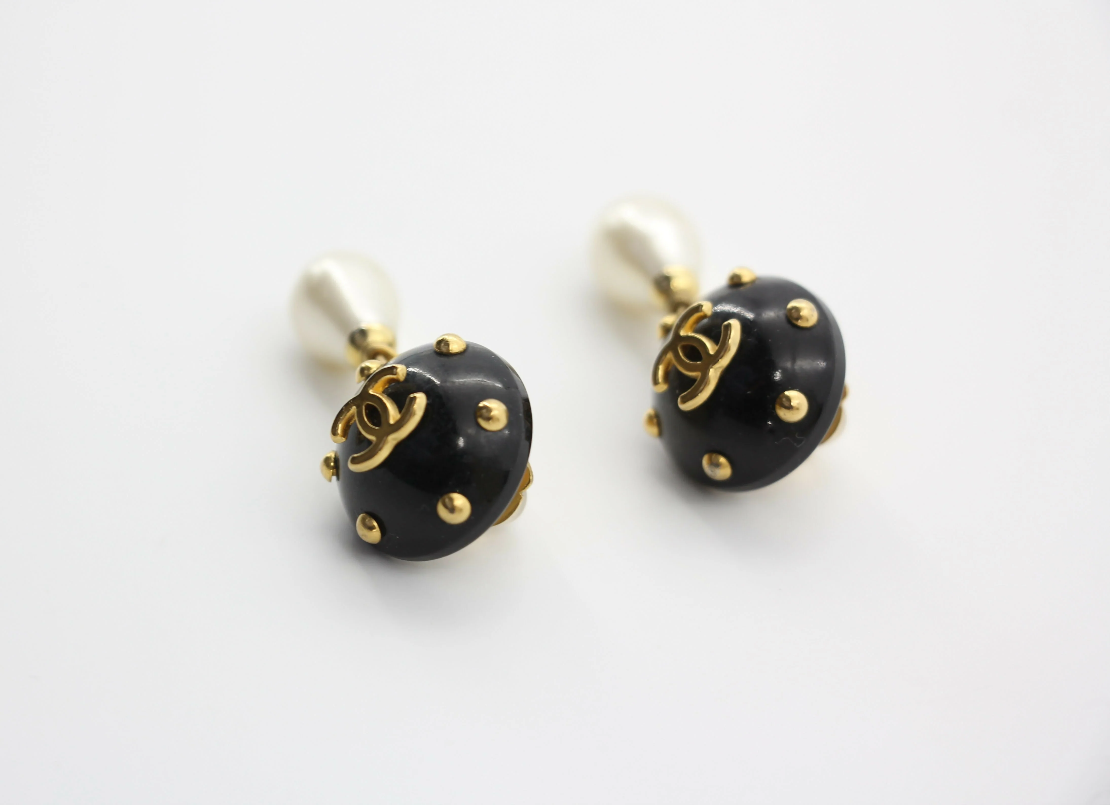 Chanel Vintage 96C Resin Dot Black Bean Imitation Pearl Dangle Clip-on Earrings - Image 7