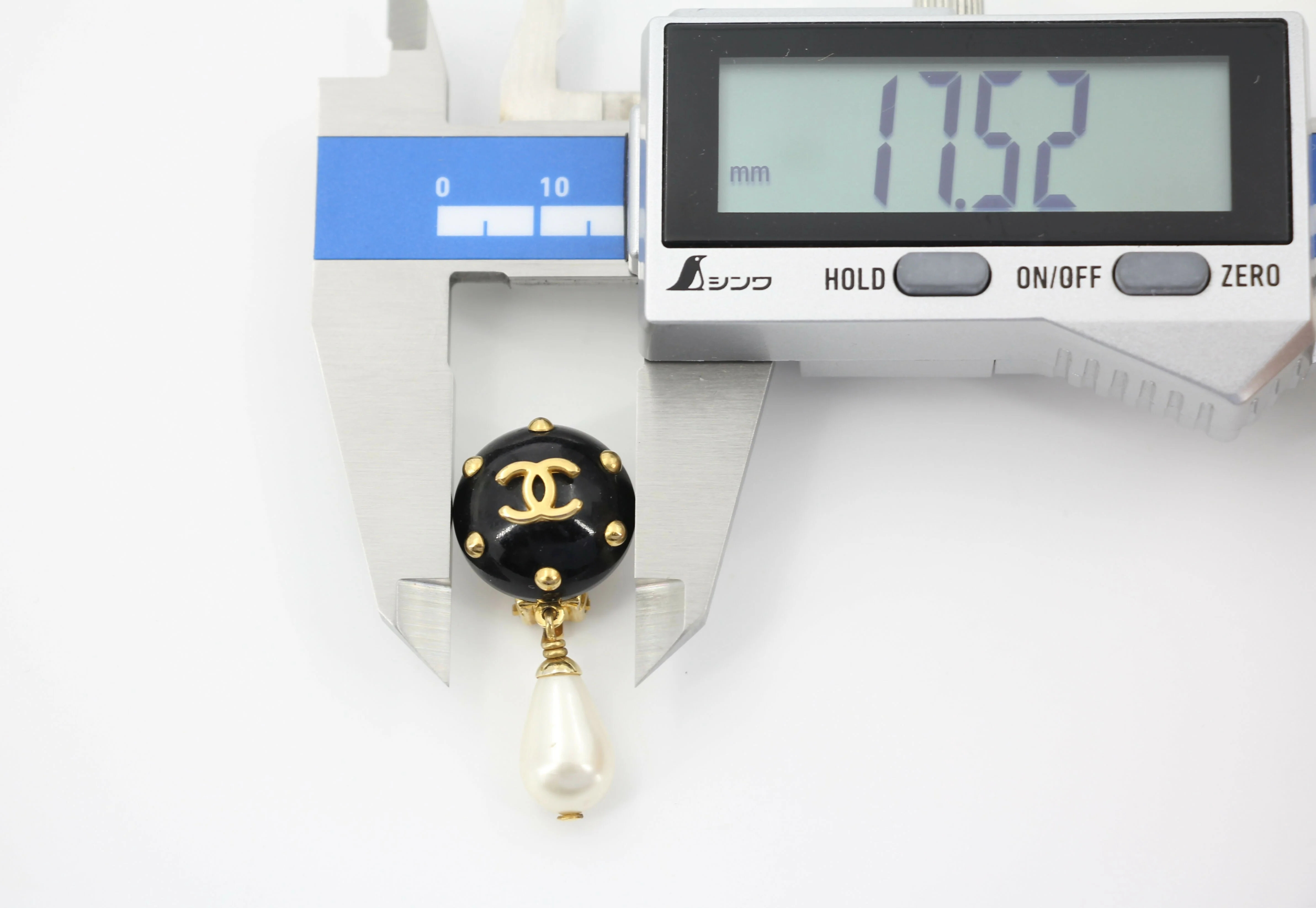 Chanel Vintage 96C Resin Dot Black Bean Imitation Pearl Dangle Clip-on Earrings - Image 9