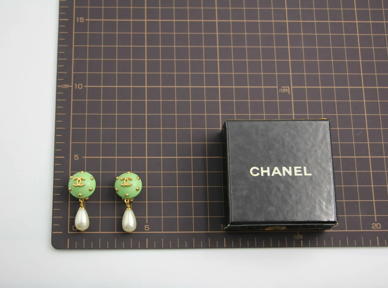 Chanel Vintage 96C Resin Green Dot Imitation Pearl Dangle Clip-on Earrings - Image 10