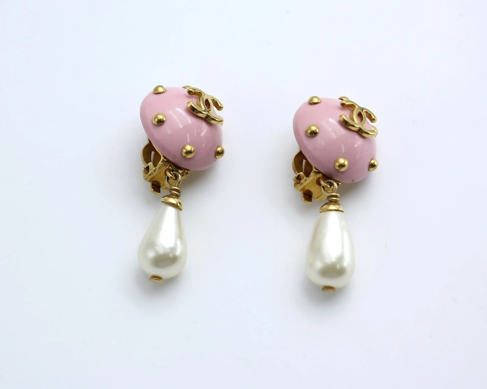 Chanel Vintage 96C Resin Pink Bean Imitation Pearl Earrings - Image 3