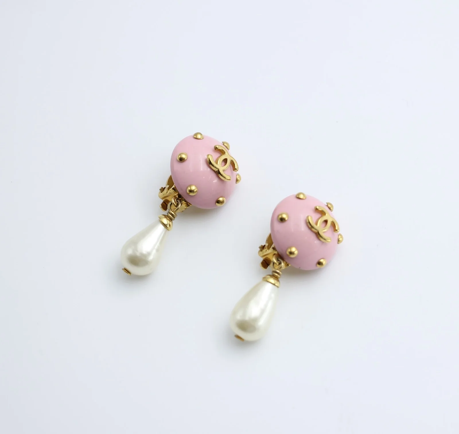 Chanel Vintage 96C Resin Pink Bean Imitation Pearl Earrings - Image 4