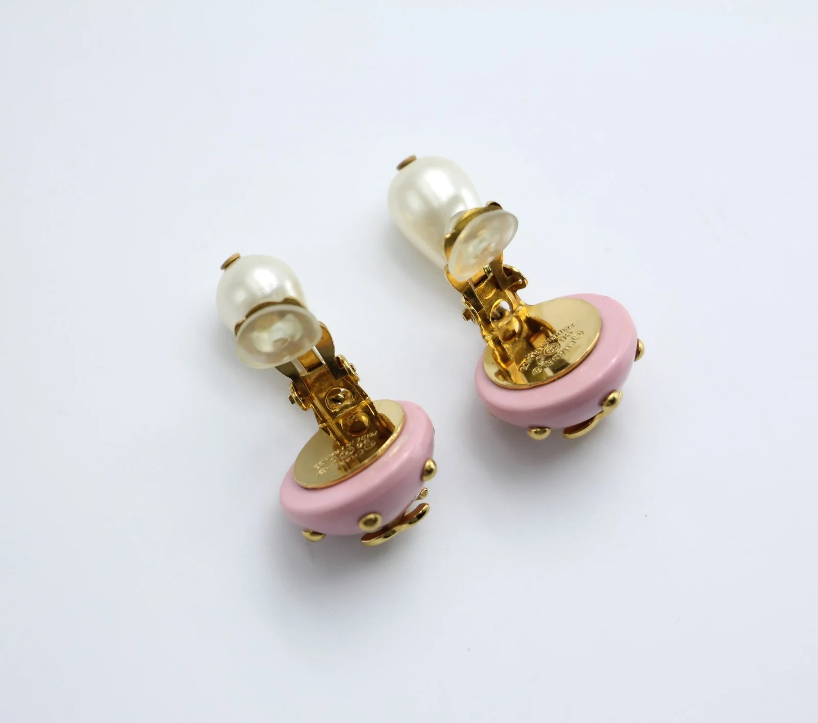 Chanel Vintage 96C Resin Pink Bean Imitation Pearl Earrings - Image 6