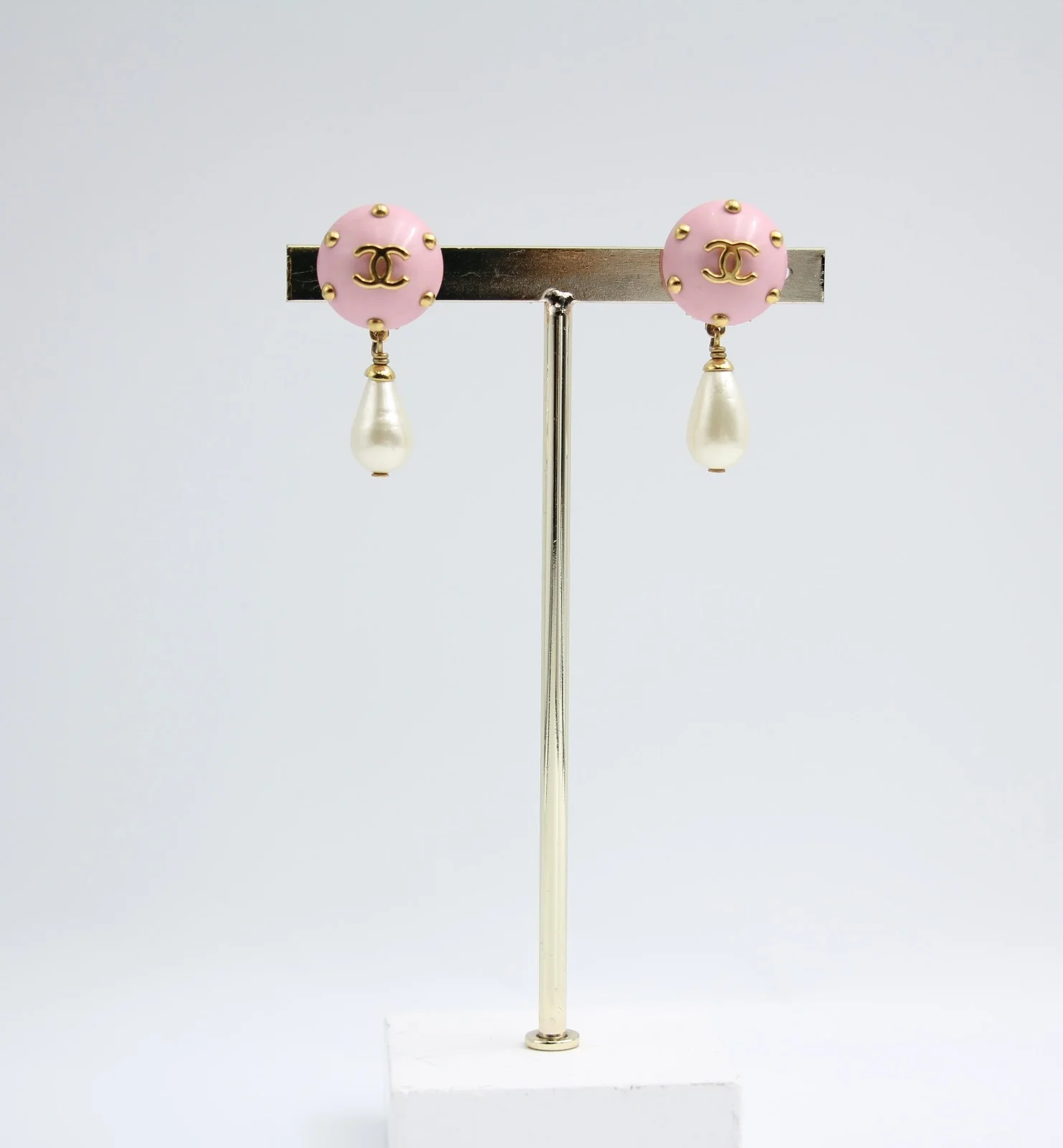 Chanel Vintage 96C Resin Pink Bean Imitation Pearl Earrings - Image 9