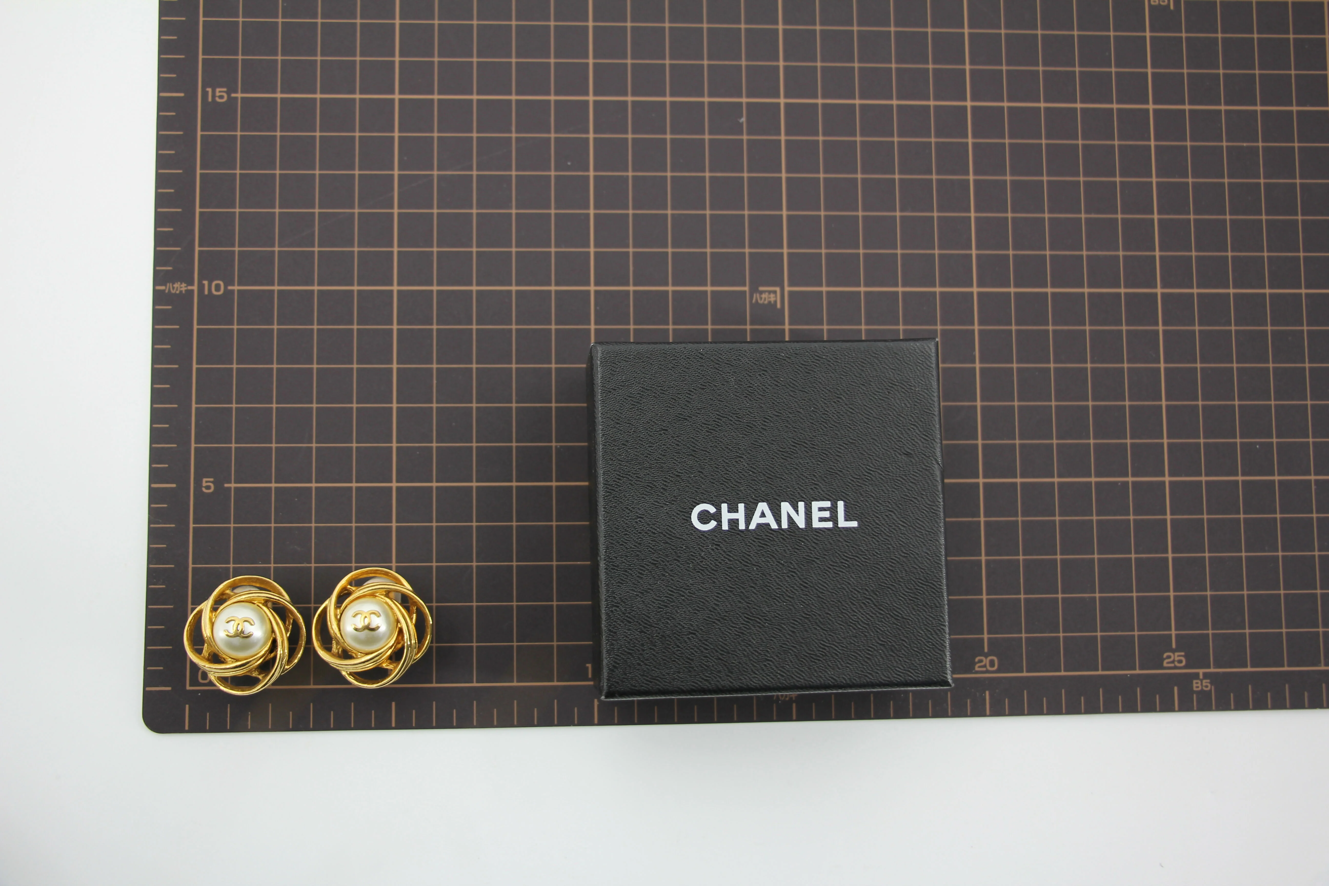 Chanel Vintage 96P Gold-Plated Imitation Pearl Spiral Clip-on Earrings - Image 10