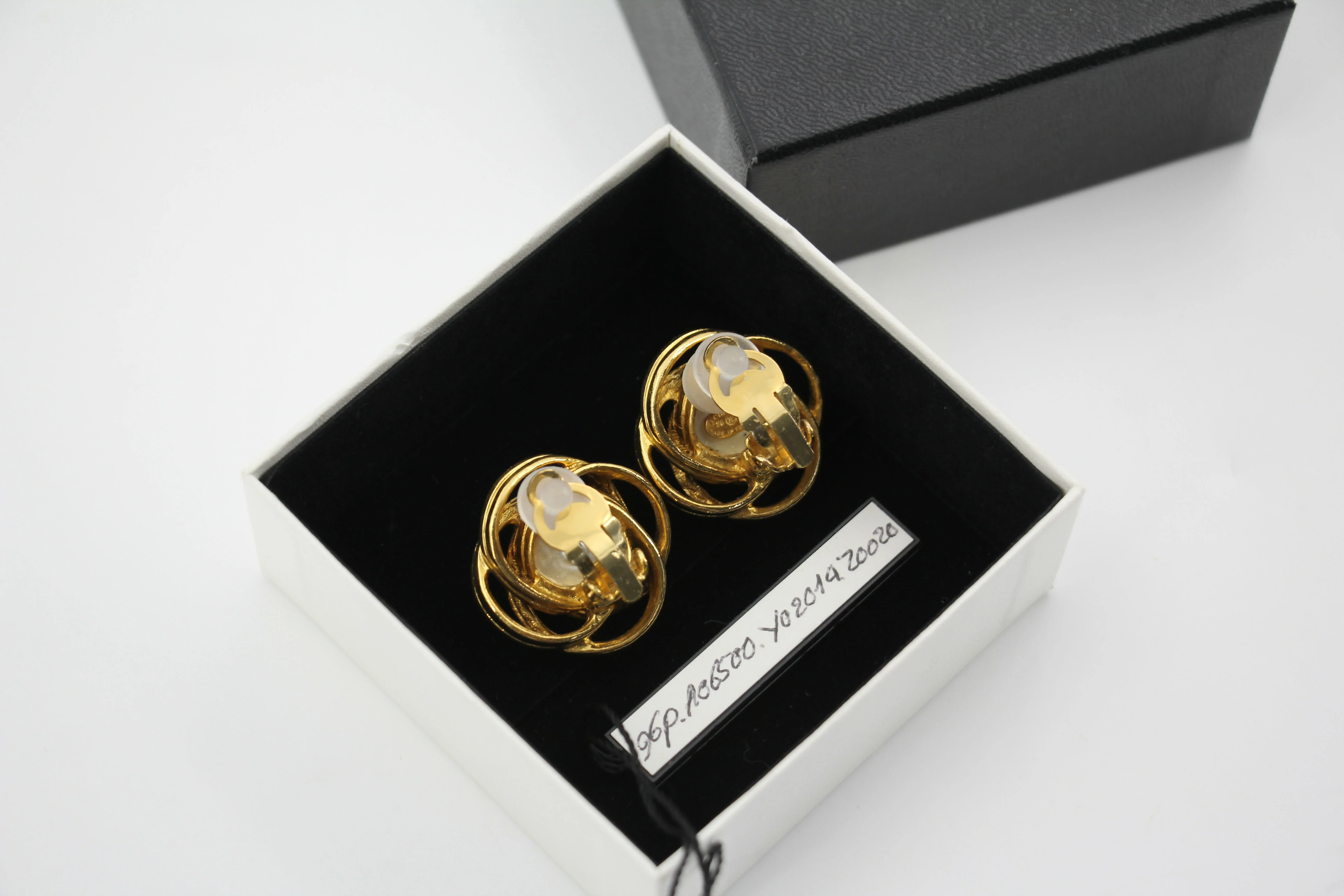 Chanel Vintage 96P Gold-Plated Imitation Pearl Spiral Clip-on Earrings - Image 4