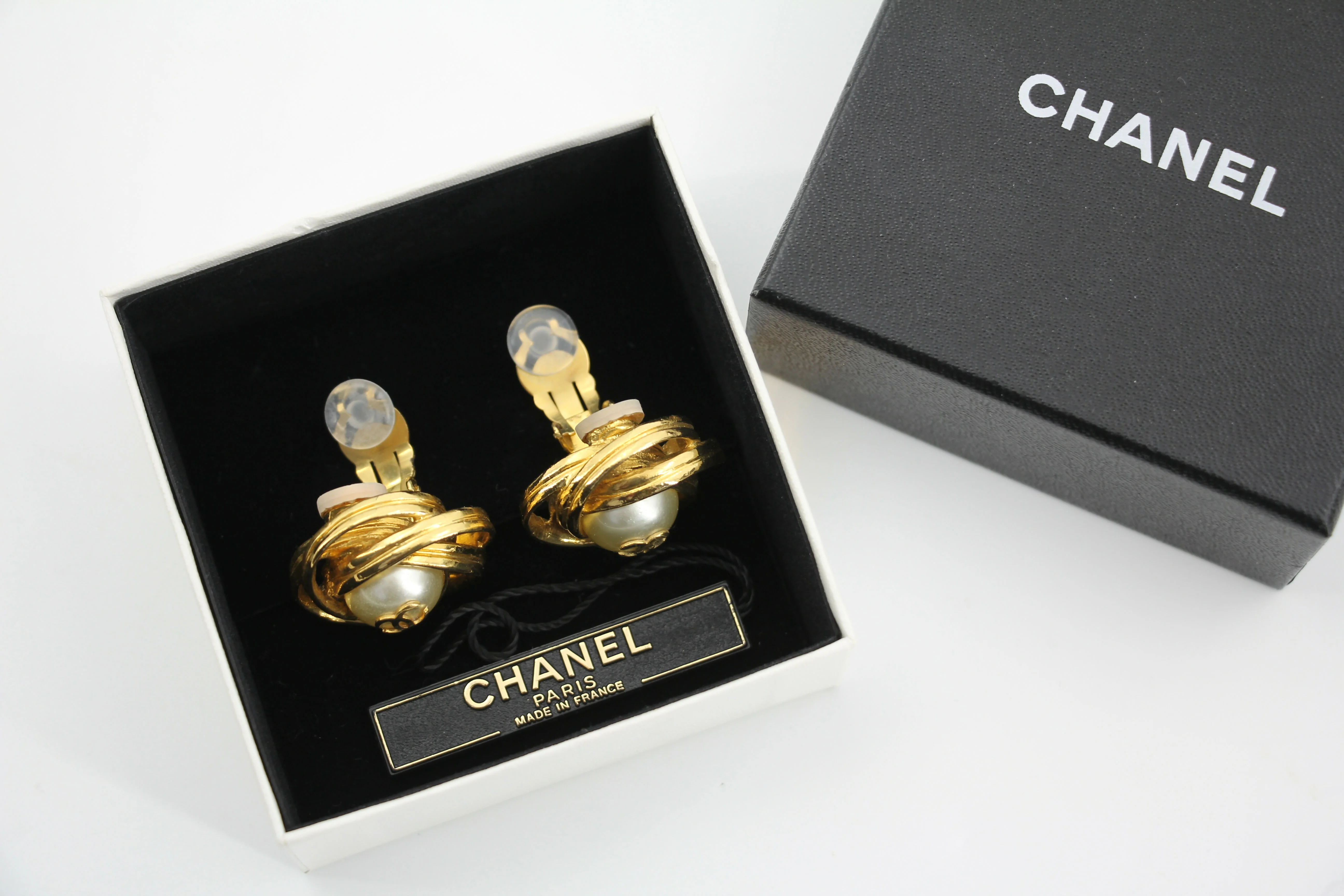 Chanel Vintage 96P Gold-Plated Imitation Pearl Spiral Clip-on Earrings - Image 5