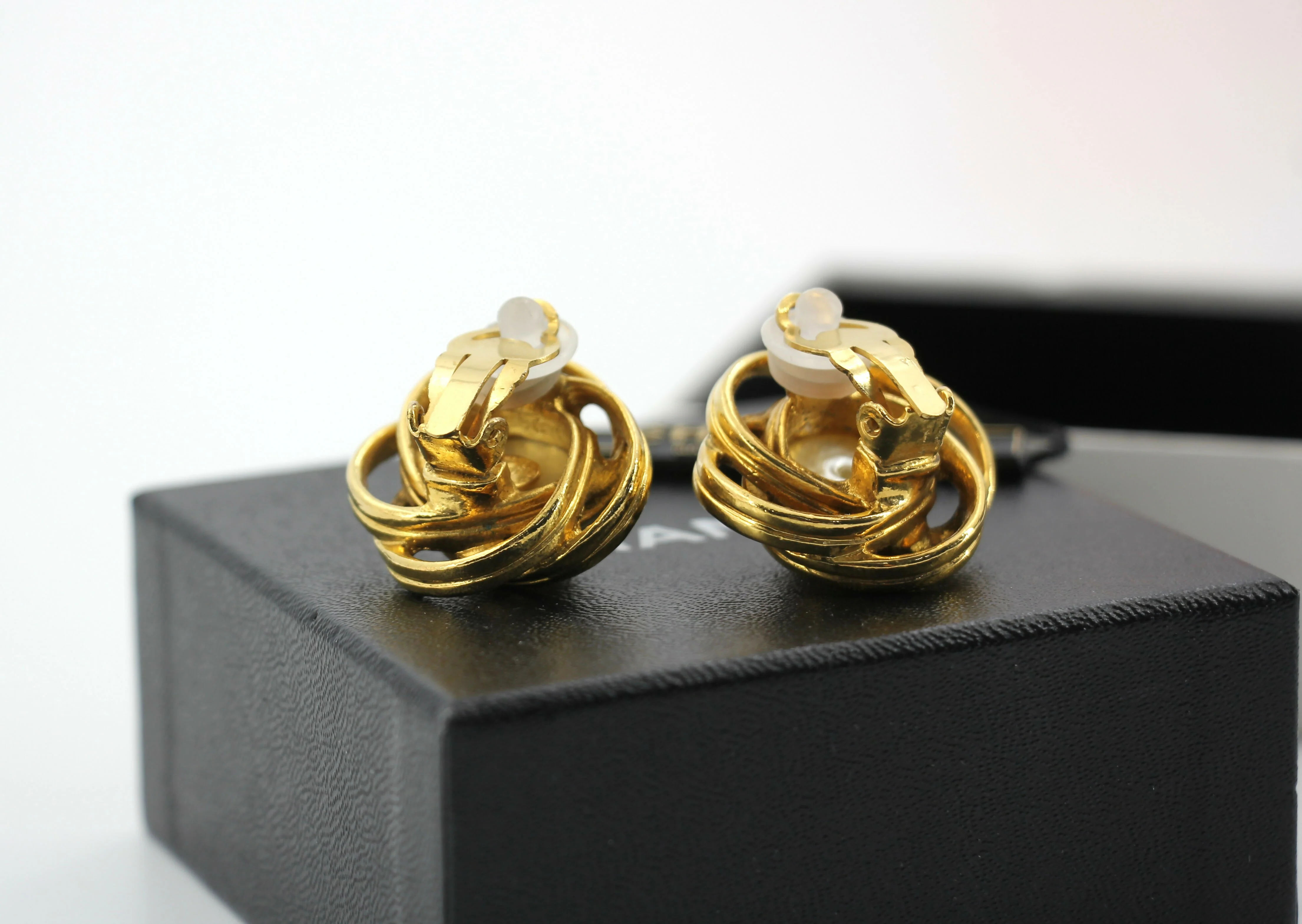 Chanel Vintage 96P Gold-Plated Imitation Pearl Spiral Clip-on Earrings - Image 6