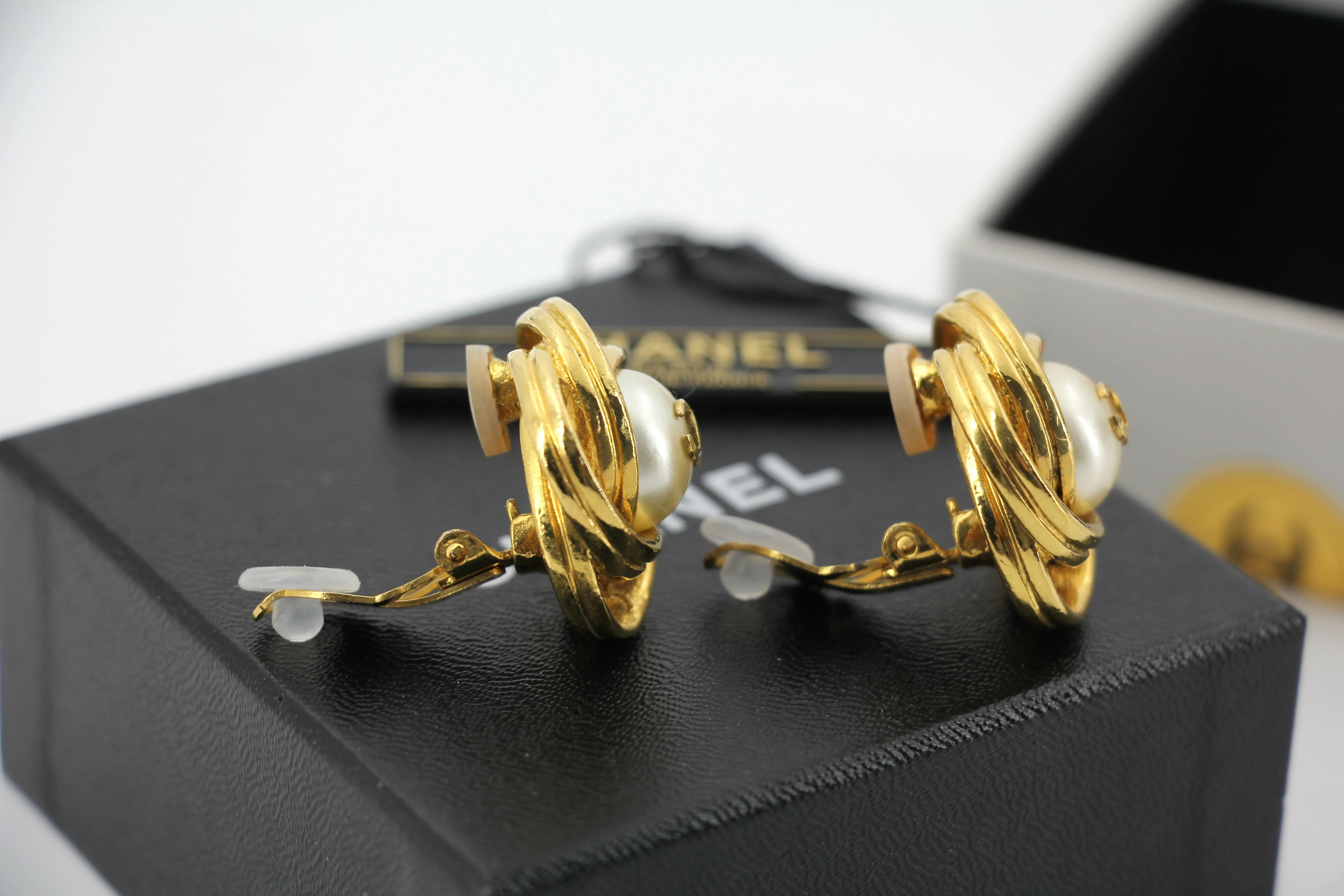 Chanel Vintage 96P Gold-Plated Imitation Pearl Spiral Clip-on Earrings - Image 7