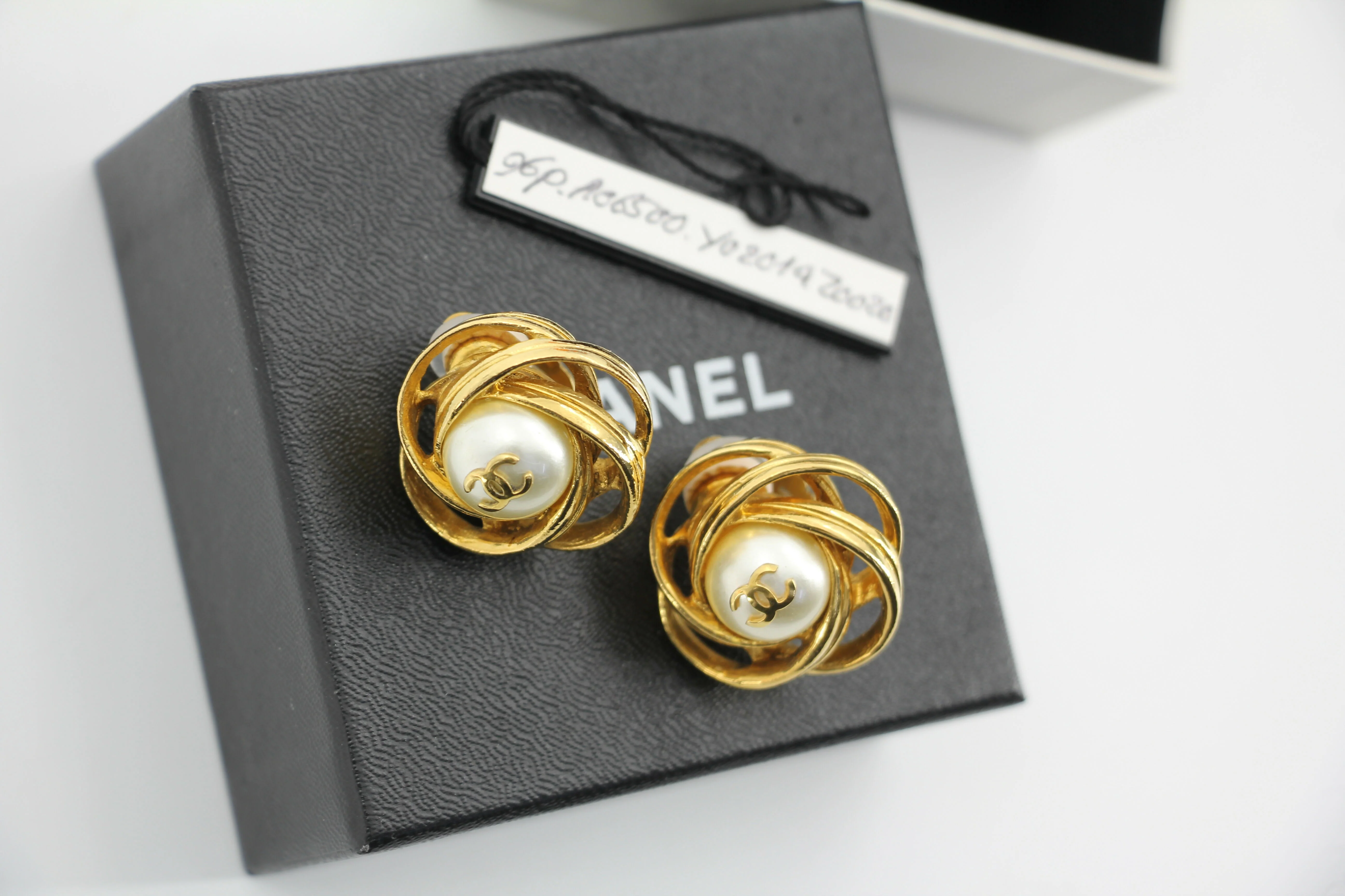 Chanel Vintage 96P Gold-Plated Imitation Pearl Spiral Clip-on Earrings - Image 8